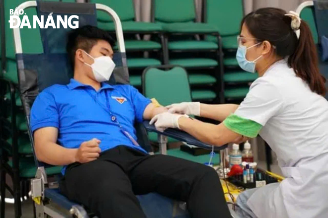 Le Duc Cuong in an act of blood donation for humanitarian purposes.