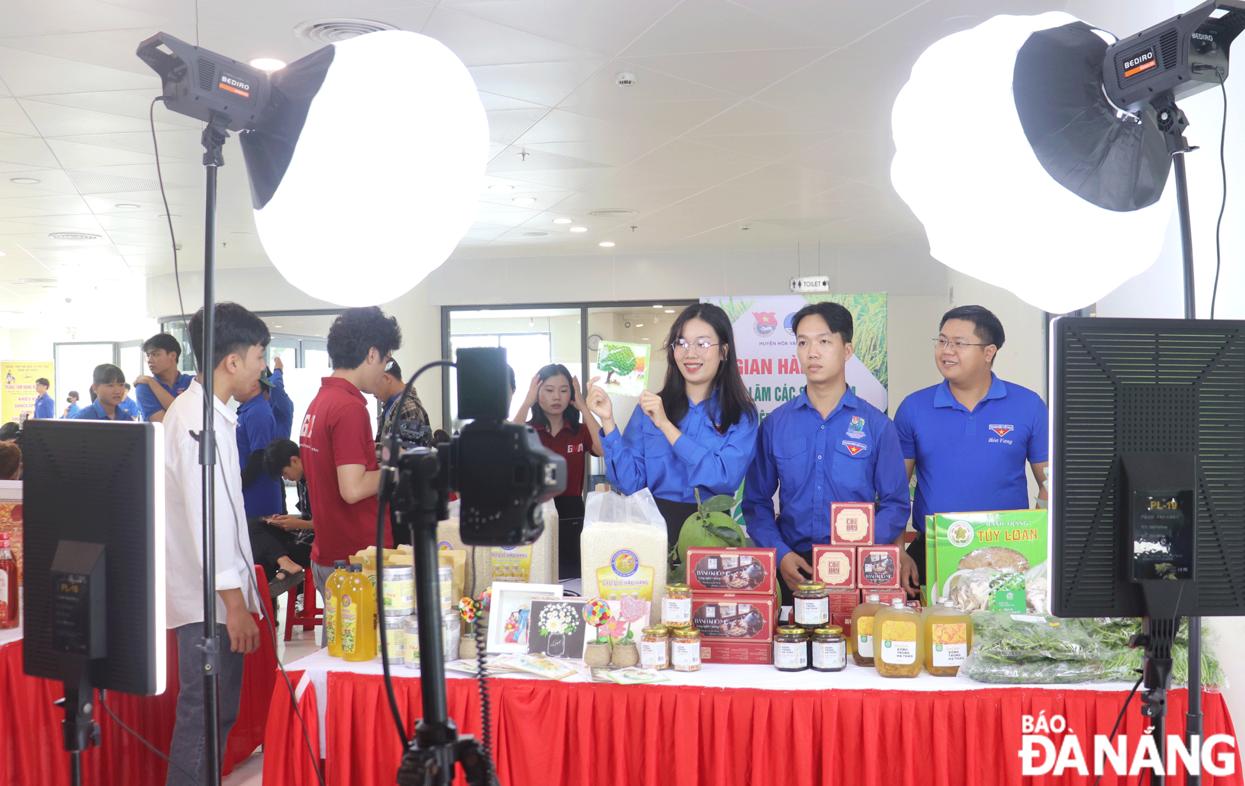 Thành đoàn tổ chức chương trình ngày hội “Tư vấn khởi nghiệp cho thanh niên” với hơn 700 đoàn viên, thanh niên tham gia. TRONG ẢNH: Cuộc thi “Livestream thực chiến chợ phiên OCOP thanh niên Đà Nẵng”. Ảnh: K.N	