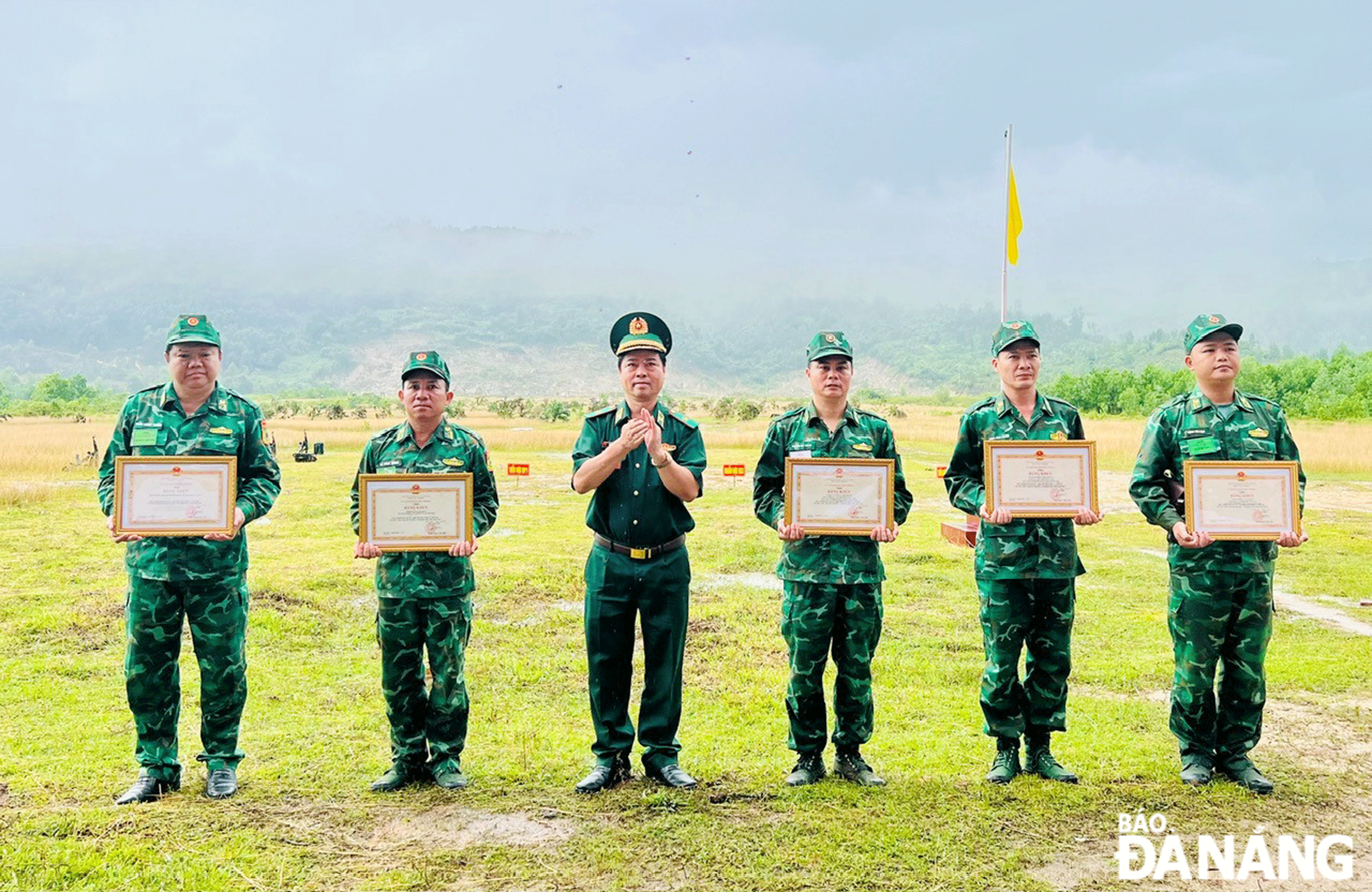 Bộ Tư lệnh Bộ đội Biên phòng tặng bằng khen cho các tập thể, cá nhân có thành tích xuất sắc trong tham gia diễn tập ĐN24. Ảnh: BÁ VĨNH