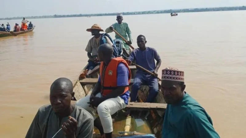 Các thợ lặn và tình nguyện viên địa phương tìm kiếm người mất tích trên sông Niger. Ảnh: bbc.com