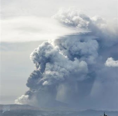 (File Photo) Taal volcano near Manila, Philippines erupts on January 13, 2020. (Photo: Kyodo/VNA)