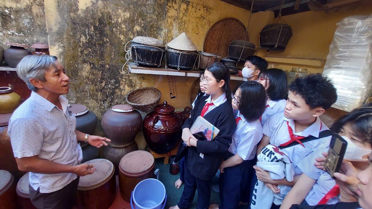 Many groups of students have come to listen to Mr. Muoi tell the story of the sea and sky. Photo: Mr. Muoi