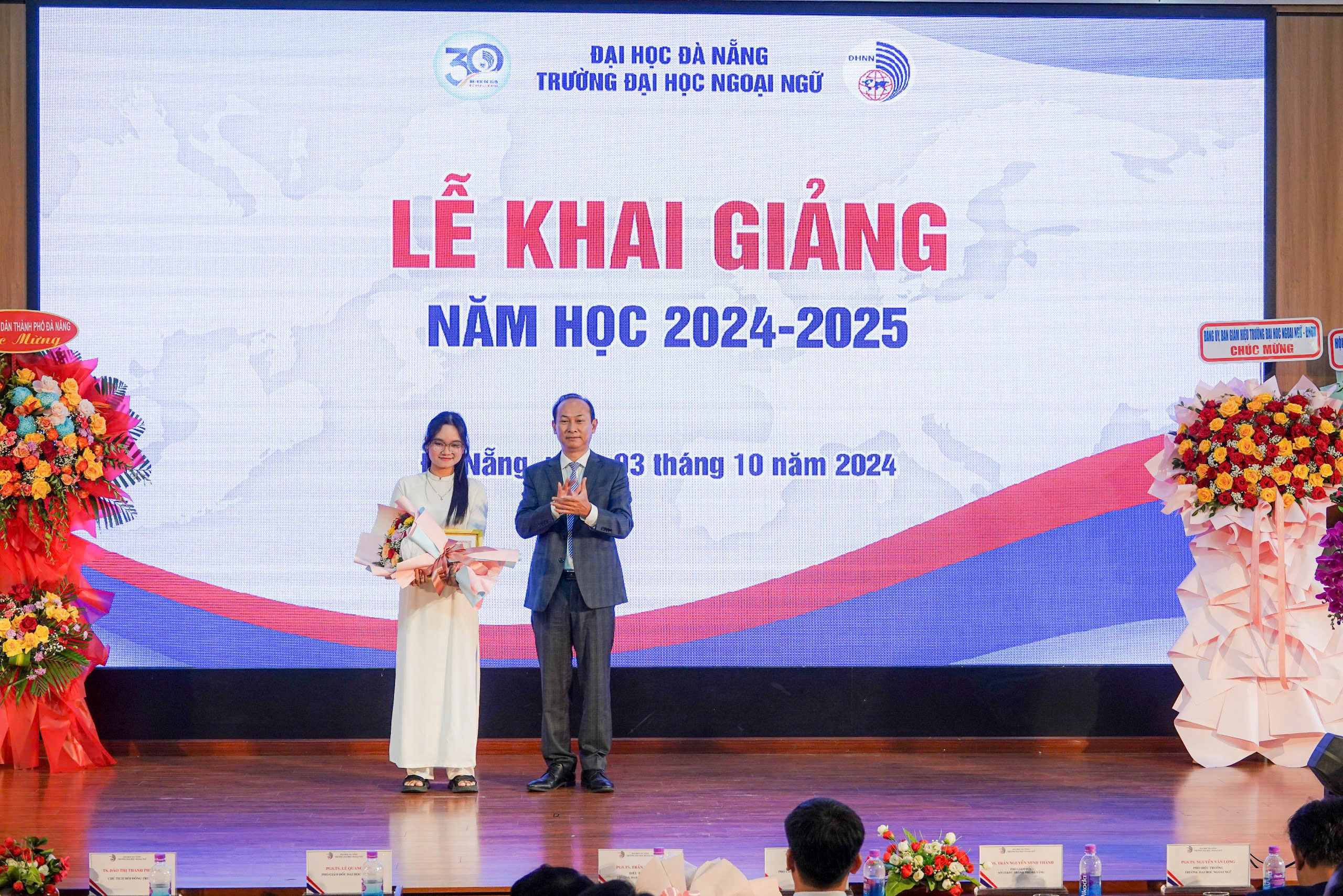 PGS.TS Trần Hữu Phúc, Hiệu trưởng Trường Đại học Ngoại ngữ - Đại học Đà Nẵng trao giấy khen cho thủ khoa đầu vào nhà trường năm học 2024-2025.