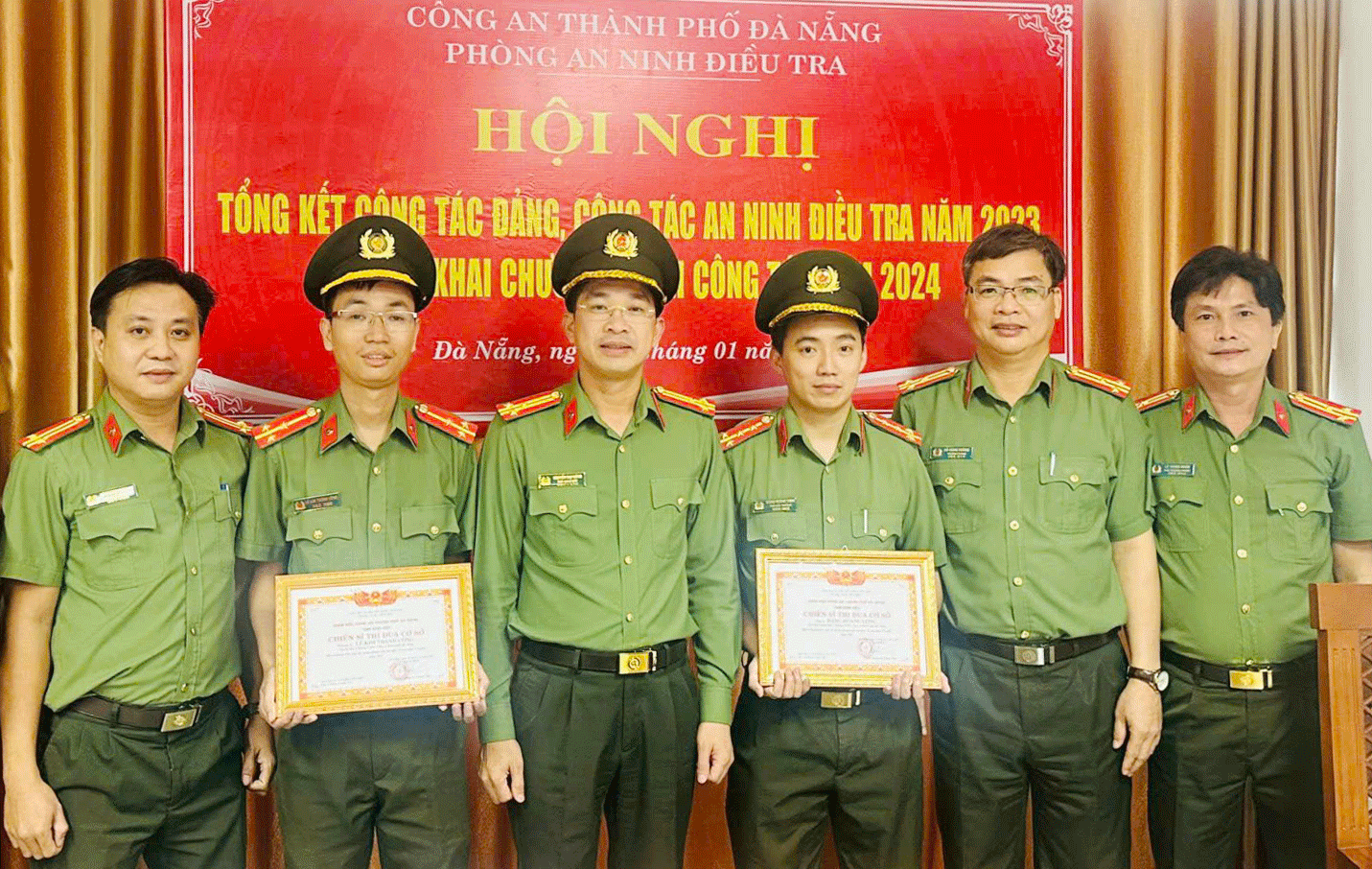 Thượng tá Nguyễn Đại Đồng (thứ 3, bên trái sang), Phó Giám đốc Công an thành phố khen thưởng cán bộ, chiến sĩ Phòng An ninh điều tra vì có thành tích xuất sắc trong phong trào thi đua Vì an ninh Tổ quốc.