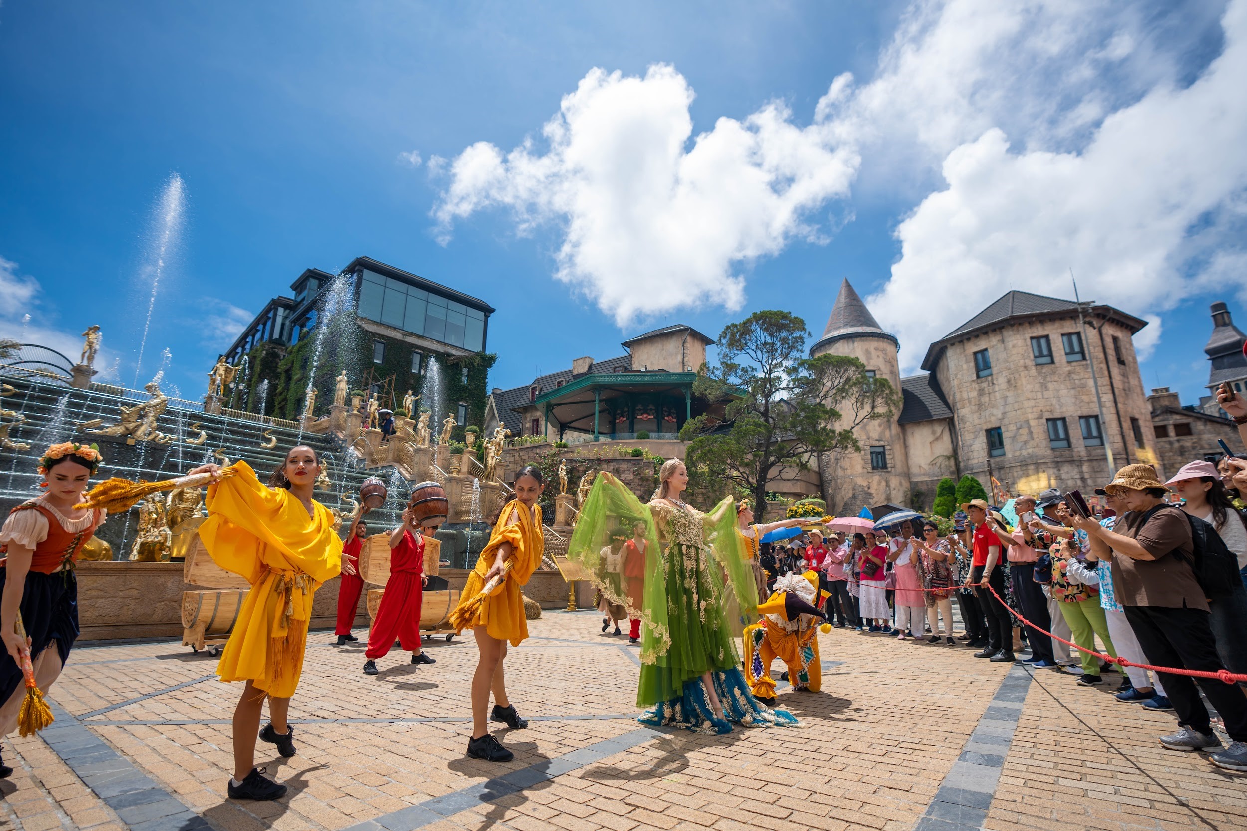 A lively beer parade during the Sun KraftBeer Festival 2024.