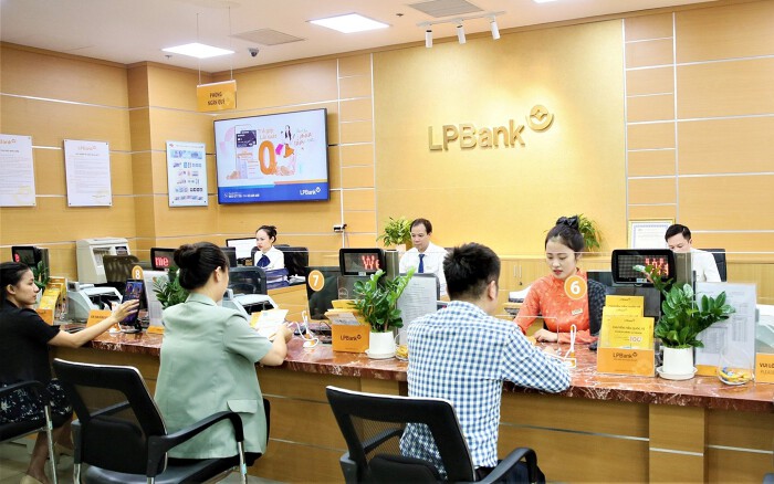 LPBank điều chỉnh lãi suất huy động với mức tăng mạnh nhất, dao động từ 0,3% đến 0,6%/năm. Ảnh: N.H