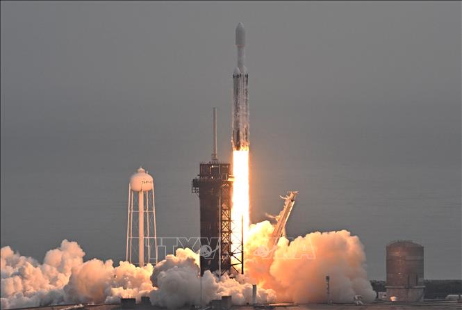 Tên lửa đẩy Falcon Heavy của Công ty SpaceX mang theo tàu vũ trụ Psyche rời bệ phóng tại Trung tâm Vũ trụ Kennedy ở bang Florida (Mỹ), ngày 13/10/2023. Ảnh: AFP/TTXVN