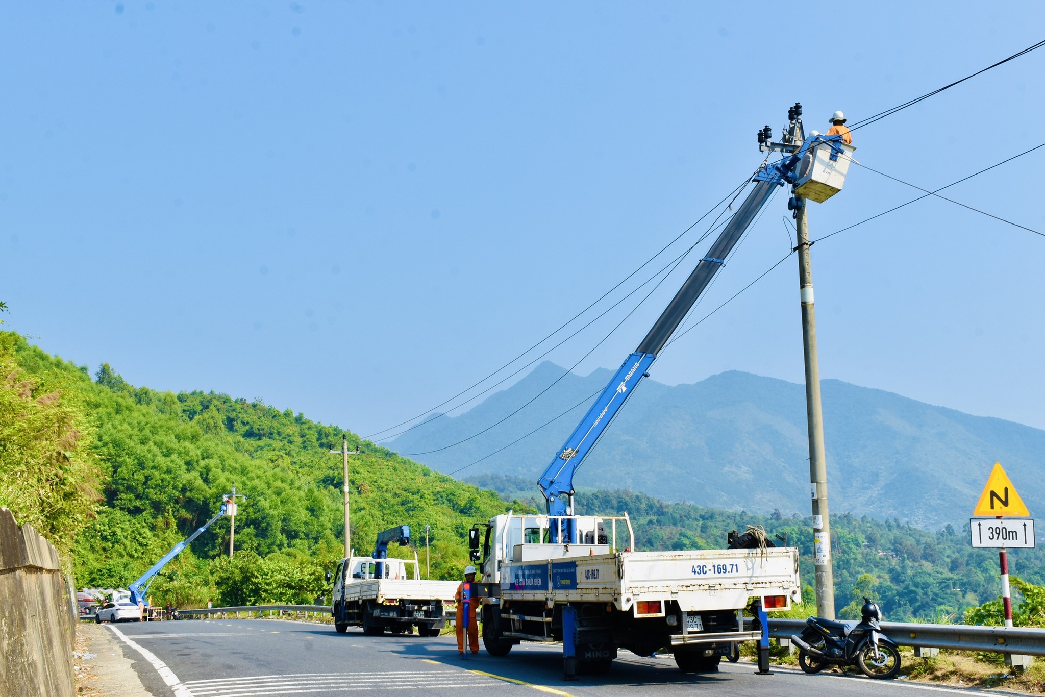 Ngành điện chuẩn bị đầy đủ nhân lực, vật tư, thiết bị, hệ thống thông tin liên lạc và phương tiện đi lại, sẵn sàng xử lý nhanh các hư hỏng và sự cố phát sinh trong mùa mưa bão 2024. Ảnh: HỮU ANH