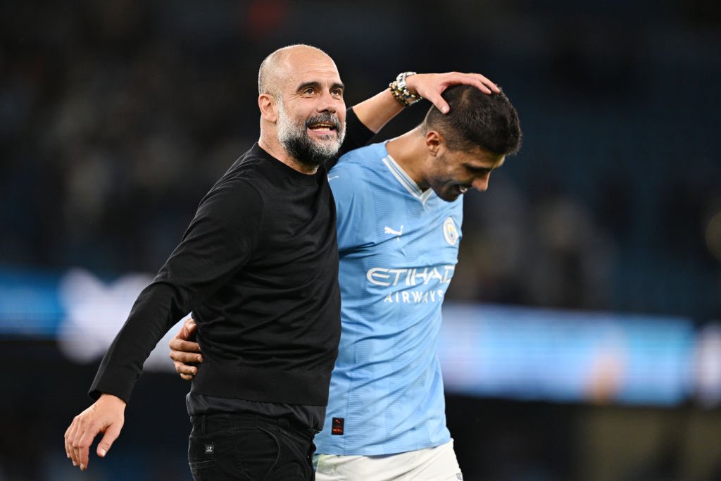 HLV Pep Guardiola động viên Rodri sau chấn thương. Ảnh: Dailymail