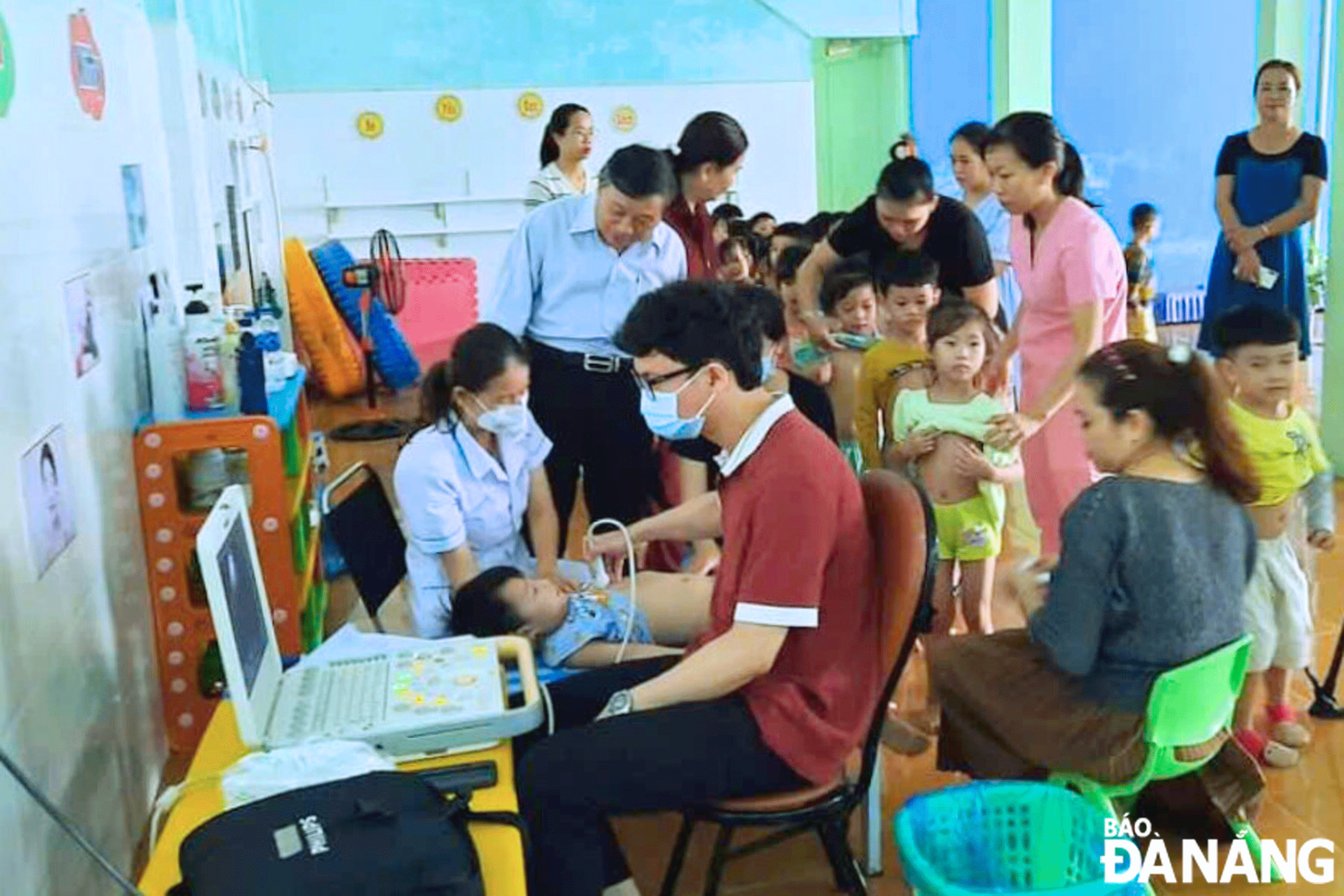 The Association for the Protection of Poor and Disadvantaged Women and Children of Hoa Vang District in coordination with the Office of Education and Training, the district's Medical Centre, and doctors from the Cardiovascular Centre udner the Da Nang Hospital, organised three free screening tests for the early detection of congenital heart complaints at kindergartens in the district. Photo: X.H