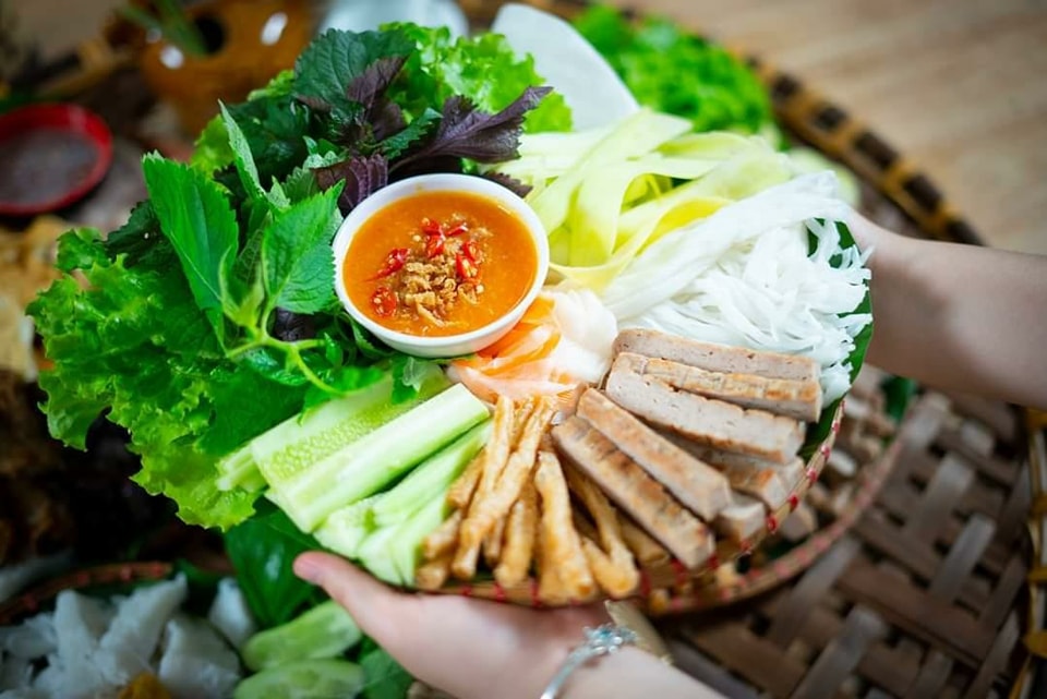 A plate of Nha Trang grilled pork sausage is served at the Cong restaurant on Y Lan Nguyen Phi Street, Da Nang. Photo: H.L