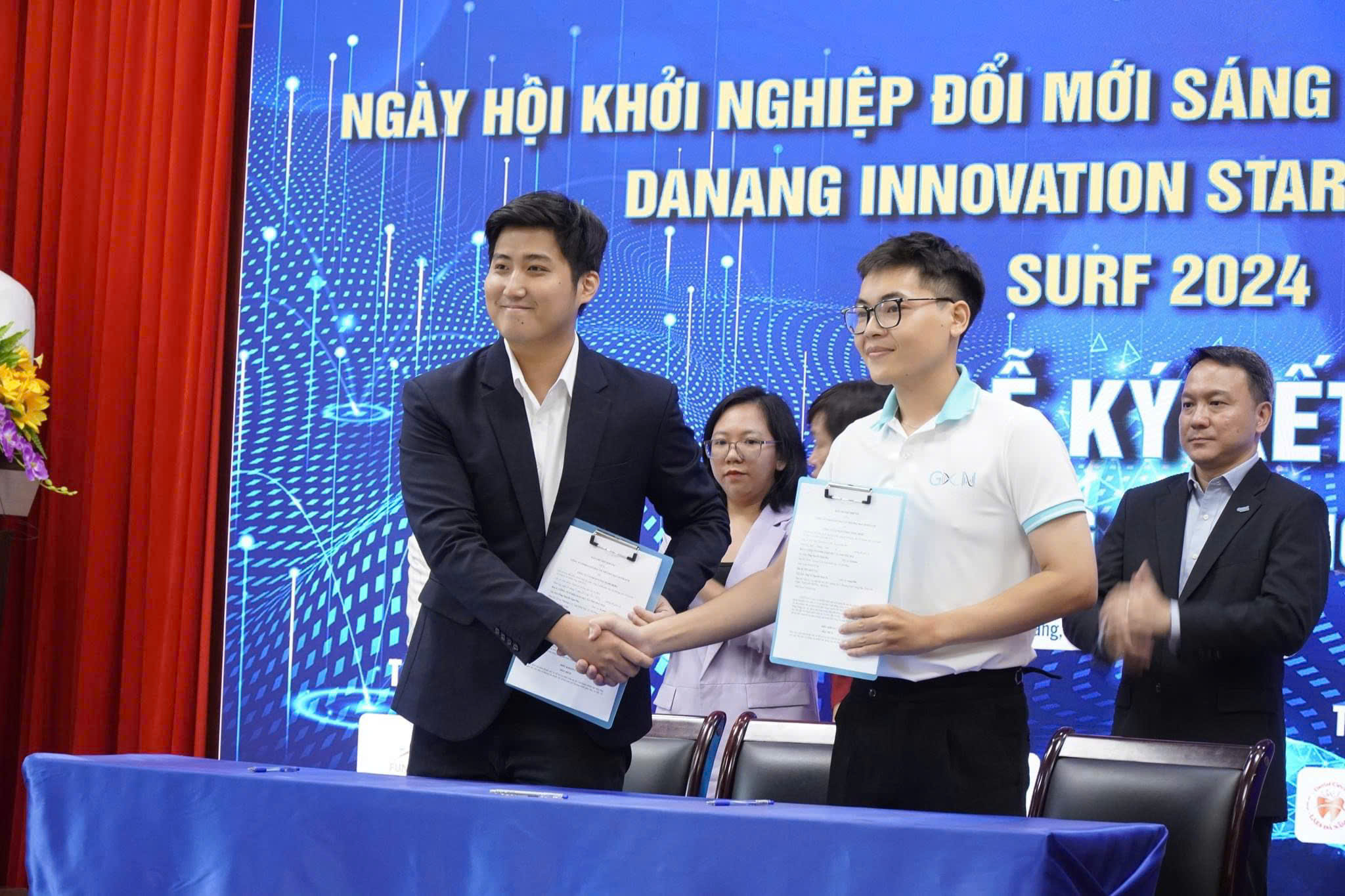  Mr. Nguyen Ngoc Duy (second from right) signs a cooperation agreement with a partner at the SURF 2024 festival to develop the GenTeach. Photo: H.V