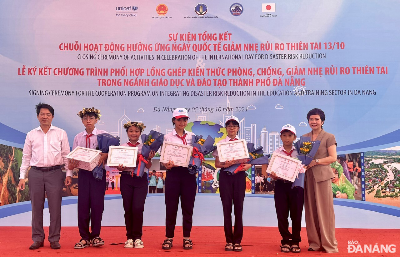 Winners of the Golden Bell Contest “Let’s prevent natural disasters and build a sustainable future together” were honoured. Photo: HOANG HIEP