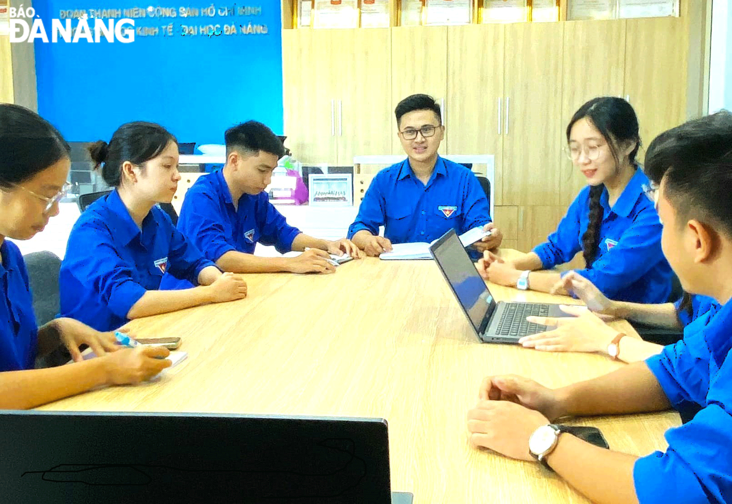 CLB Lý luận trẻ Trường Đại học Kinh tế (Đại học Đà Nẵng) duy trì hoạt động thường xuyên nhằm trang bị cho cán bộ Đoàn, sinh viên về lý luận, học tập, nghiên cứu về chủ nghĩa Mác - Lênin, tư tưởng Hồ Chí Minh, đường lối cách mạng của Đảng Cộng sản Việt Nam. Ảnh: C.V