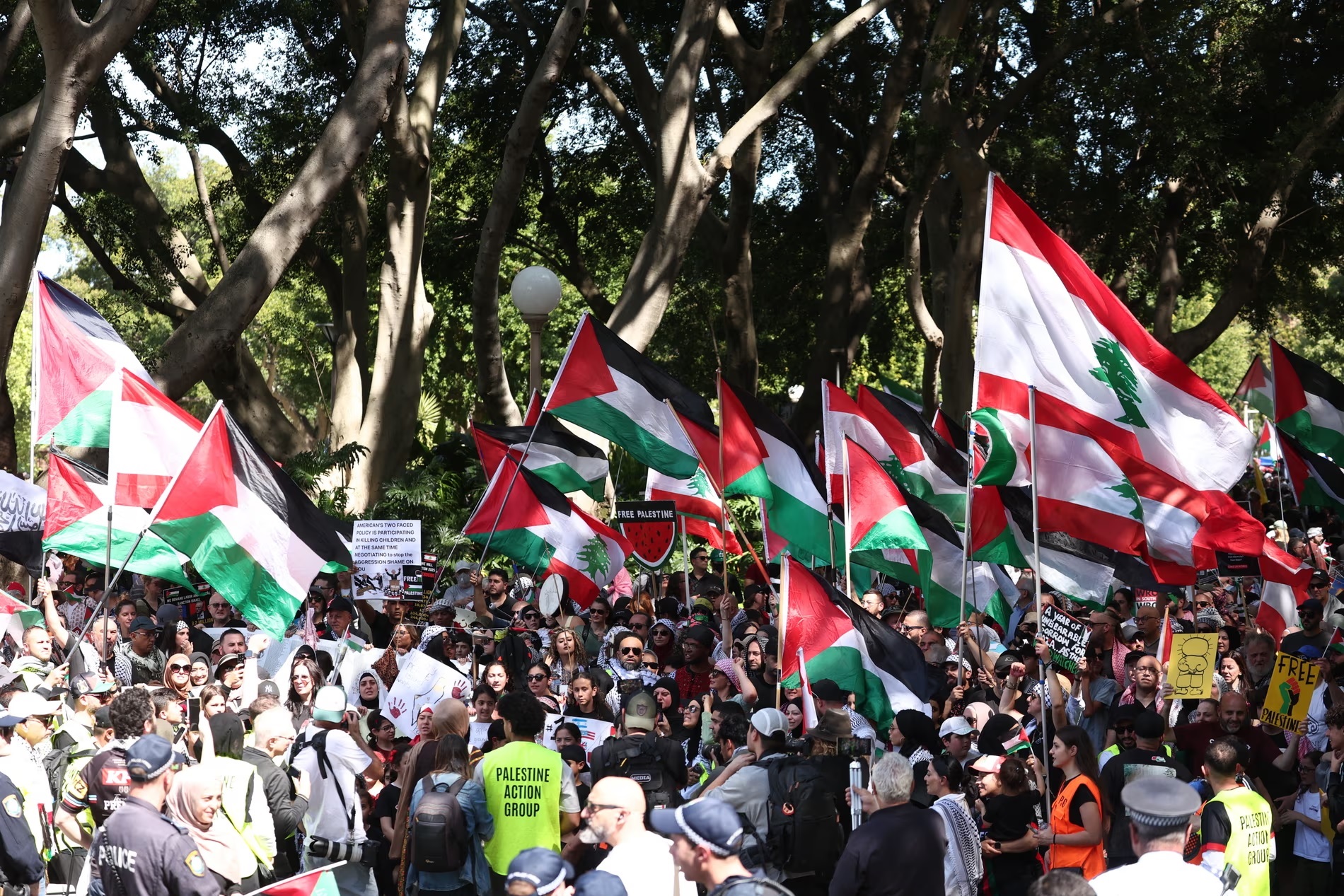 Những người ủng hộ Palestine tập trung tại công viên ở Vương quốc Anh ngày 6-10. Ảnh: The Guardian