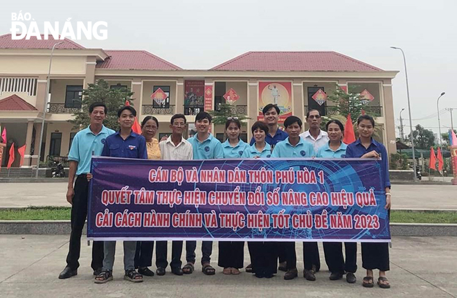 Mrs. Dinh Thi Tien (left, third), along with officials and the people of Phu Hoa 1 Village, are determined to implement administrative reforms.