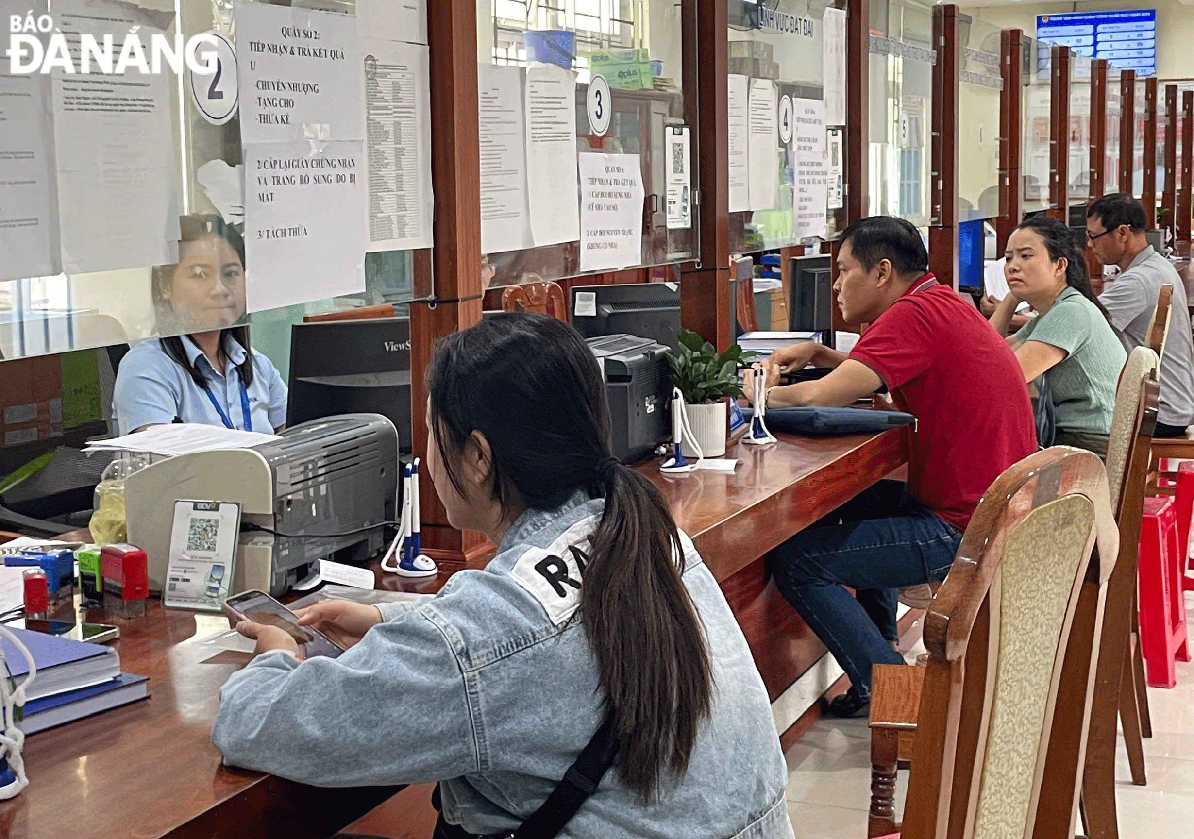 Nhờ triển khai đồng bộ nhiều giải pháp, đến cuối tháng 9, quận Ngũ Hành Sơn đã hoàn thành nhiệm vụ thu ngân sách Nhà nước năm 2024. TRONG ẢNH: Cán bộ bộ phận “Một cửa” quận  Ngũ Hành Sơn hướng dẫn người dân, doanh nghiệp nộp thuế. Ảnh: N.Q	