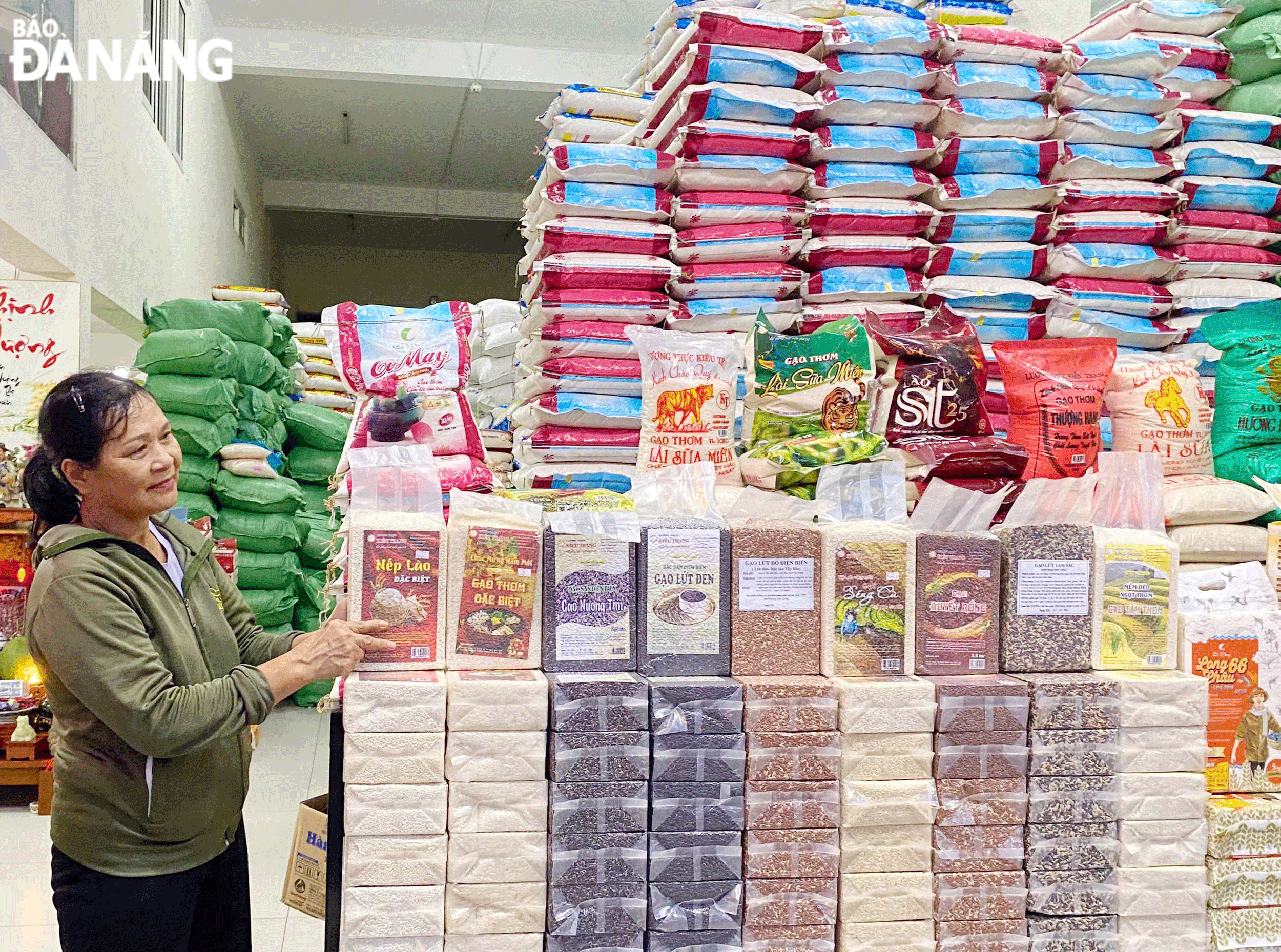 Preparation of food supply sources during the rainy season. IN PHOTO: The Kieu Trang Food Store, located on Dien Bien Phu Street, Thanh Khe District. Photo: MAI LY