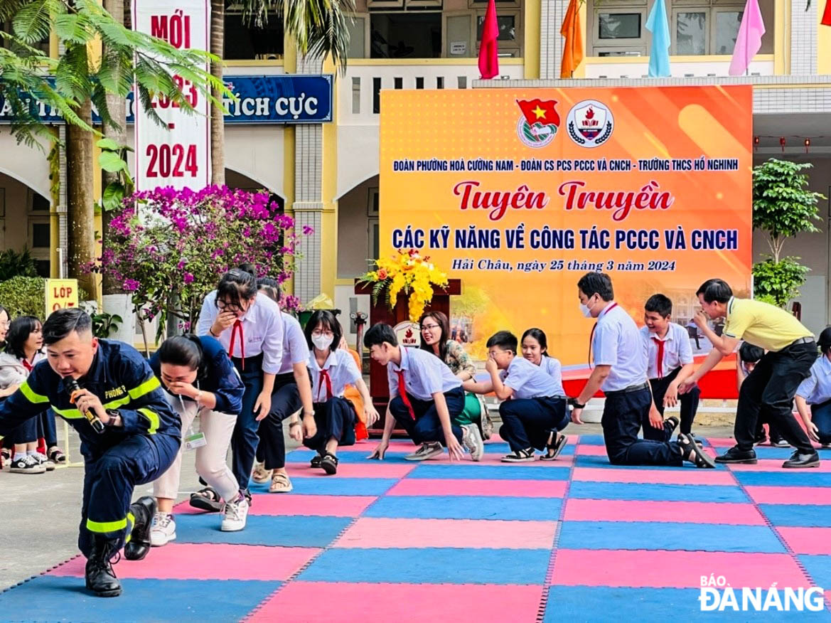 Senior Lieutenant Nguyen Hong Linh in a propaganda session on escape skills organised for pupils in Hai Chau District.