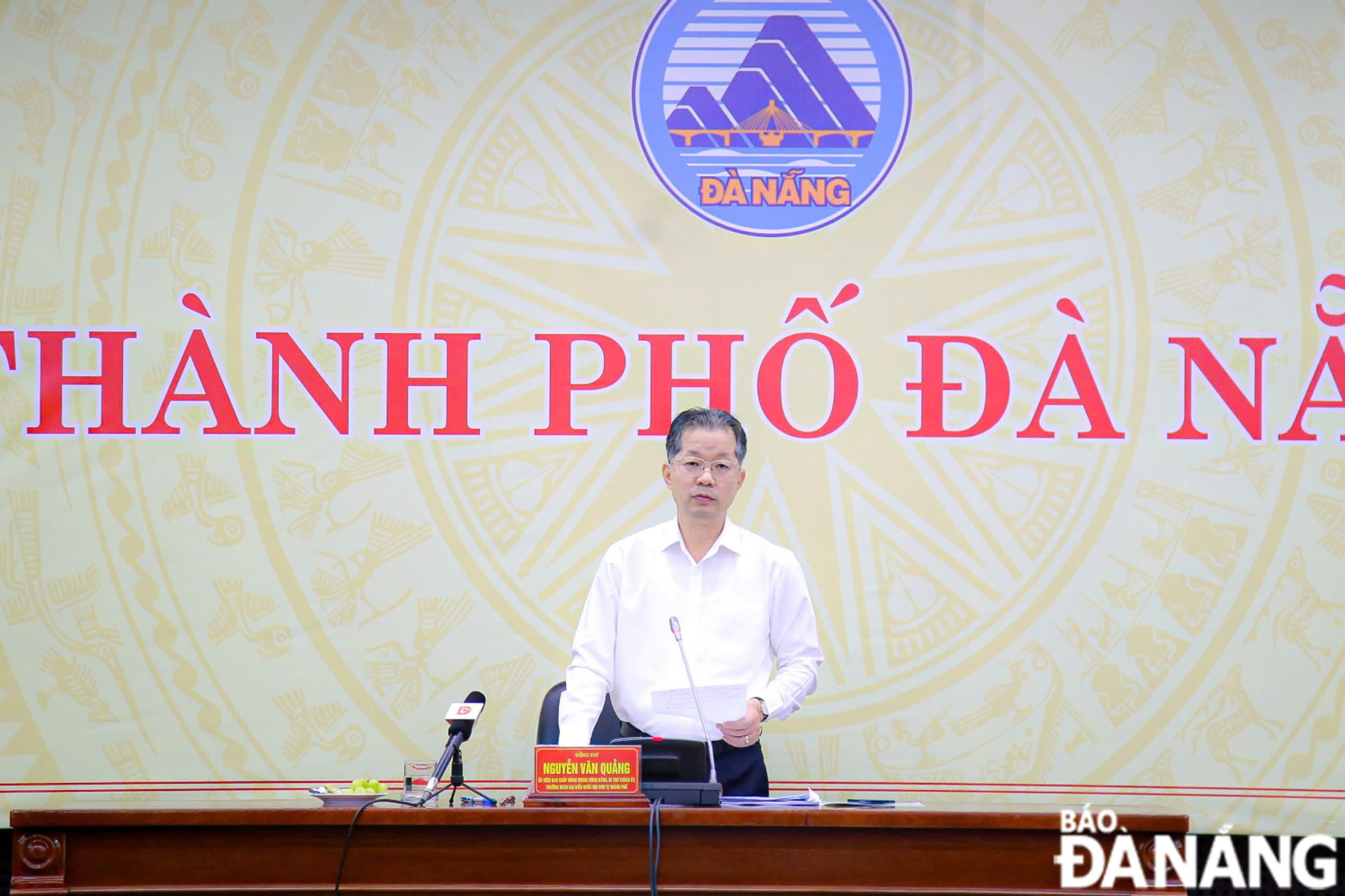 Da Nang Party Committee Secretary Nguyen Van Quang speaking at the meeting. 