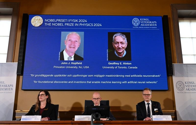 Lễ công bố  giải Nobel Vật lý năm 2024 thuộc về hai nhà khoa học John J. Hopfield (Mỹ) và Geoffrey E. Hinton (Canada) cho 