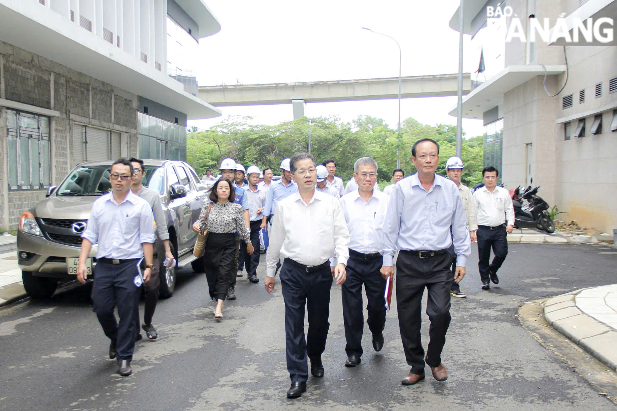 Da Nang Party Committee Secretary Nguyen Van Quang (middle, front row) inspecting the Software Park No. 2 project. Photo: M.Q - C.T