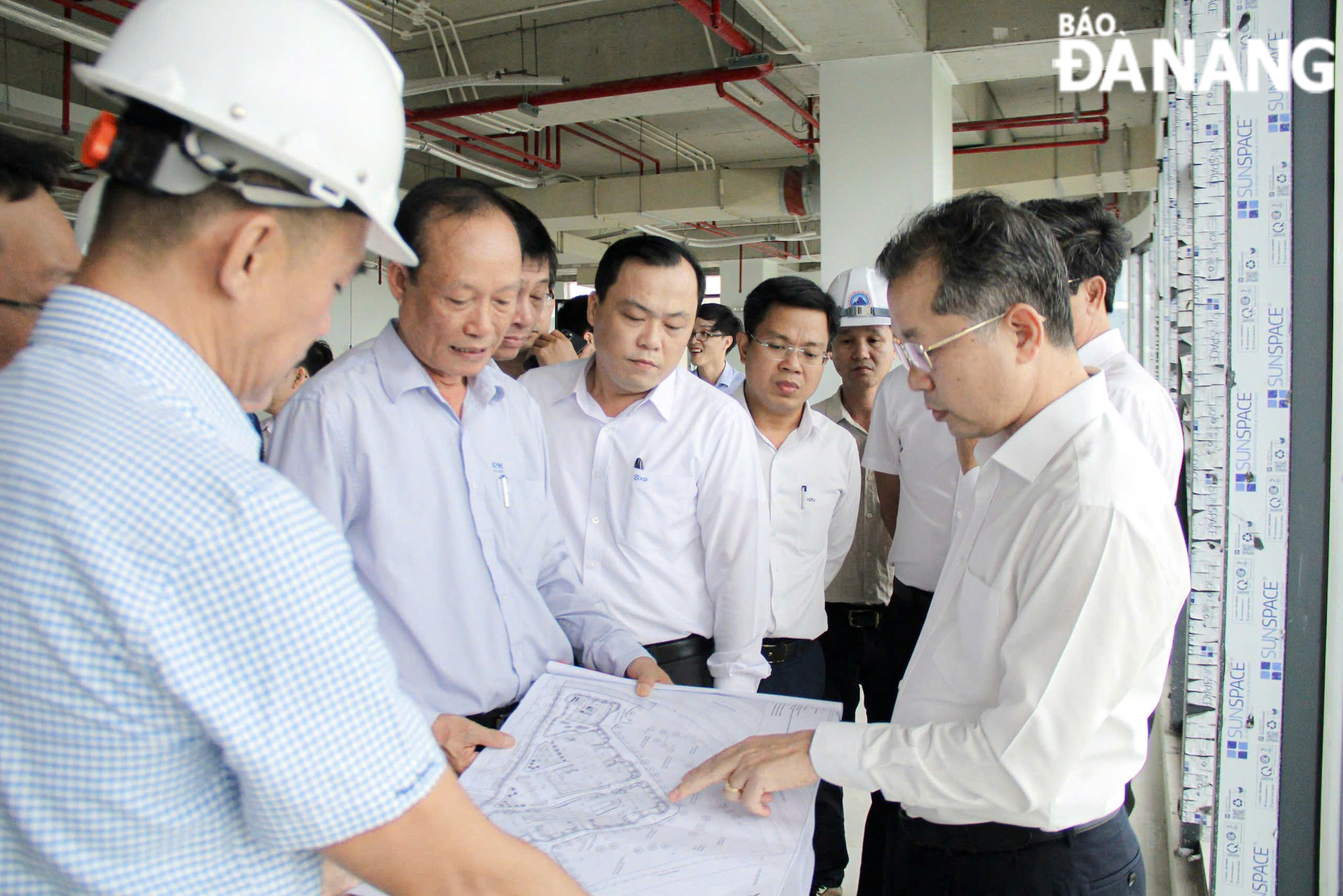 Secretary of the Da Nang Party Committee Nguyen Van Quang (first, right) requesting relevant units to add some measures to improve the environment and landscape at the Software Park No. 2 project. Photo: C.T - M.Q