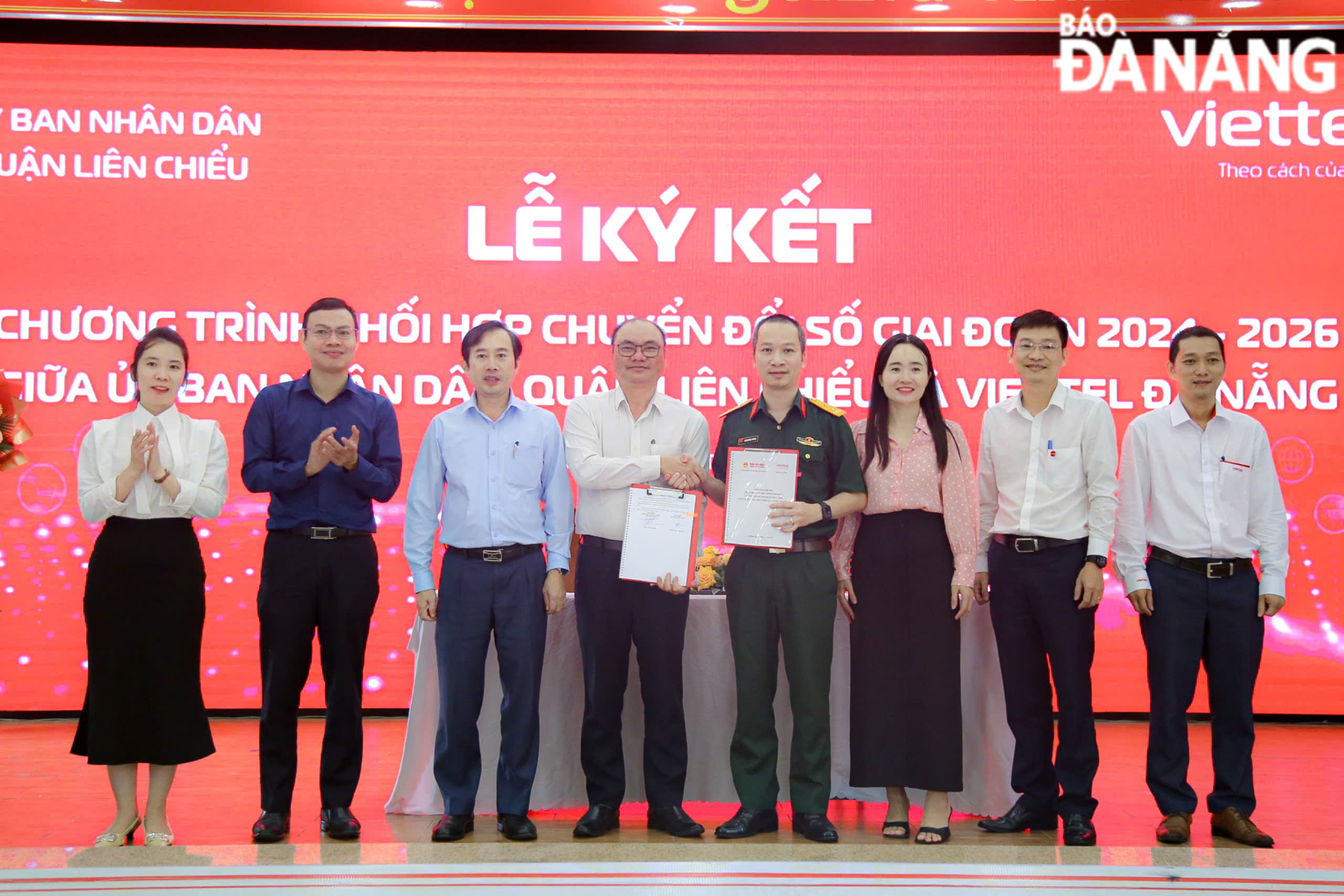 Lien Chieu District People's Committee and Viettel Da Nang signed a comprehensive agreement on digital transformation cooperation, marking the first time the two sides have cooperated in this field.