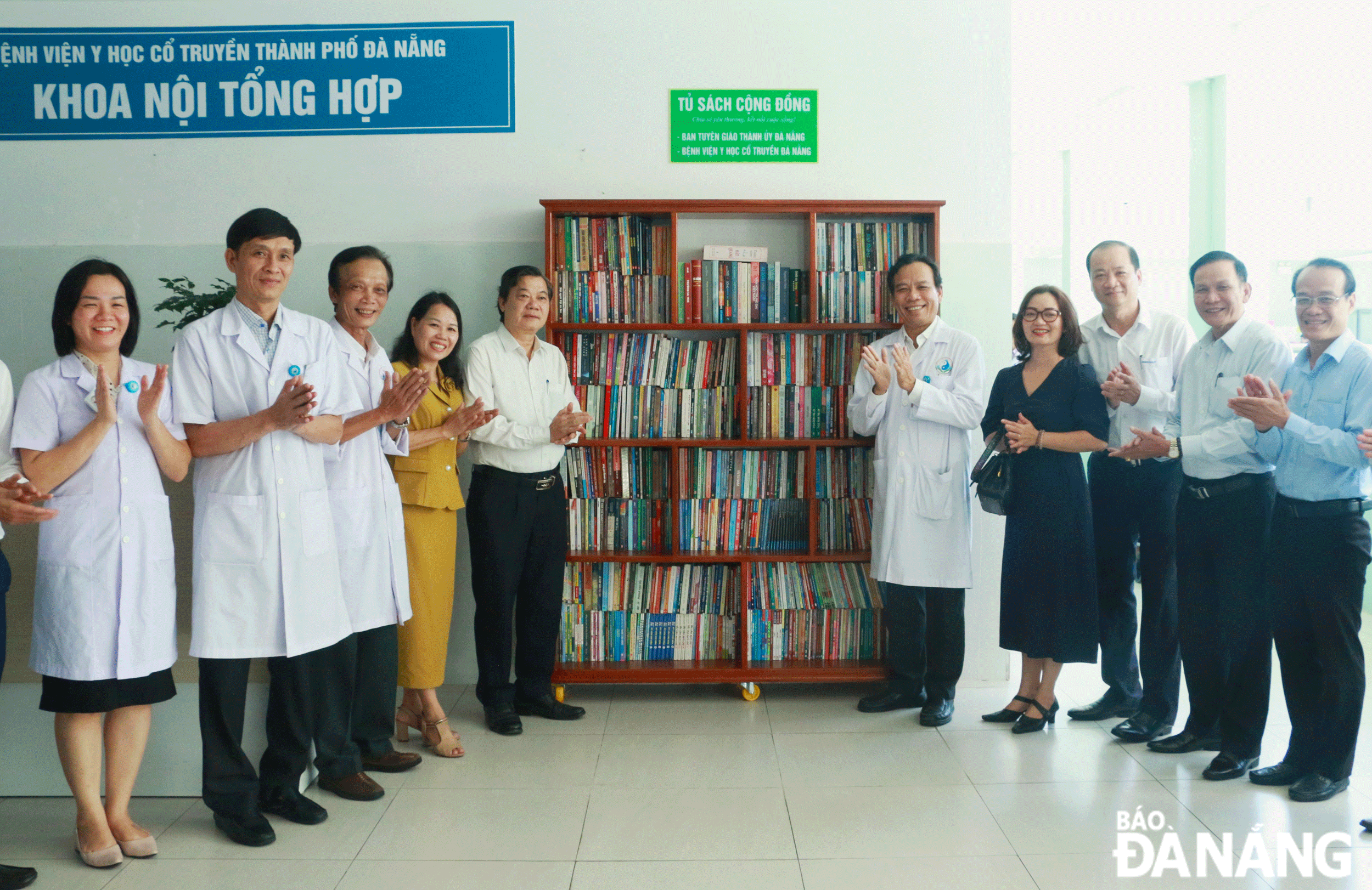 Representatives of the municipal Party Committee's Publicity and Education Department handing over the bookcase to the Traditional Medicine Hospital. Photo: T.P