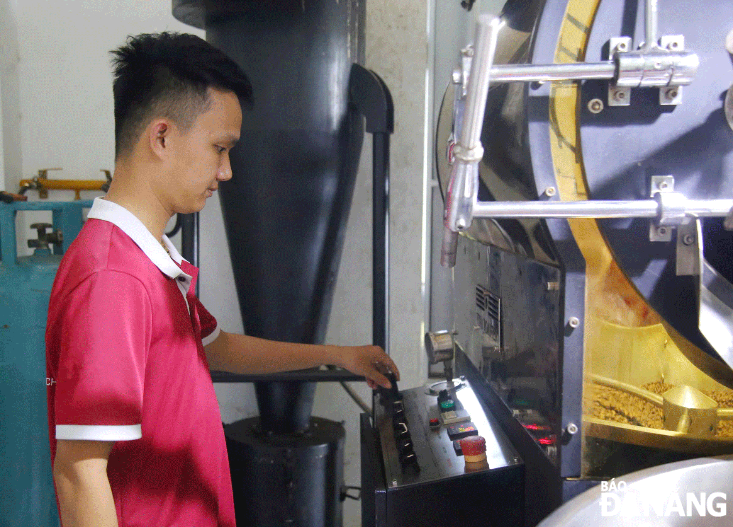 The investment in science and technology helps enterprises increase product quality and revenue, and enhance their competitiveness. In the photo: Staff of the Mayaca Coffee Company Limited in Hoa Minh Ward, Lien Chieu District is seen operating machinery.  