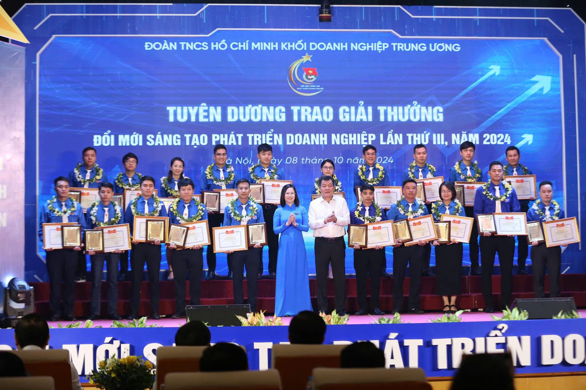 A scene of the awards ceremony . Photo courtesy of the Da nang Port 