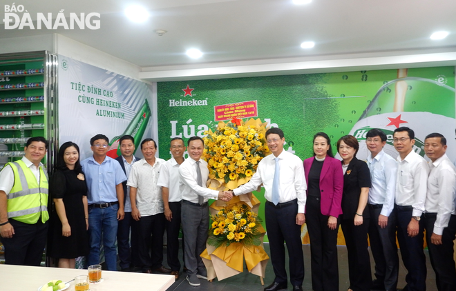 Chủ tịch HĐND thành phố Ngô Xuân Thắng (thứ 6, phải qua) thăm, chúc mừng Nhà máy bia Heineken Việt Nam - Đà Nẵng. Ảnh: M.Q