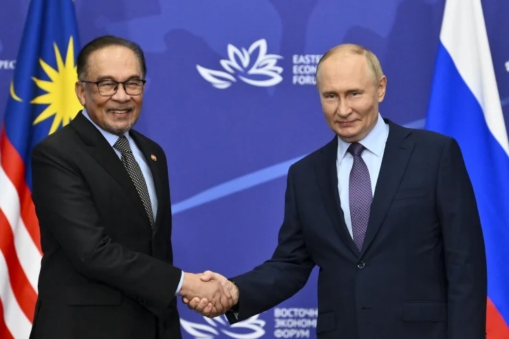 Thủ tướng Malaysia Anwar Ibrahim (bên trái) gặp Tổng thống Nga Vladimir Putin tại Moscow vào đầu tháng 9-2024. Ảnh: AP