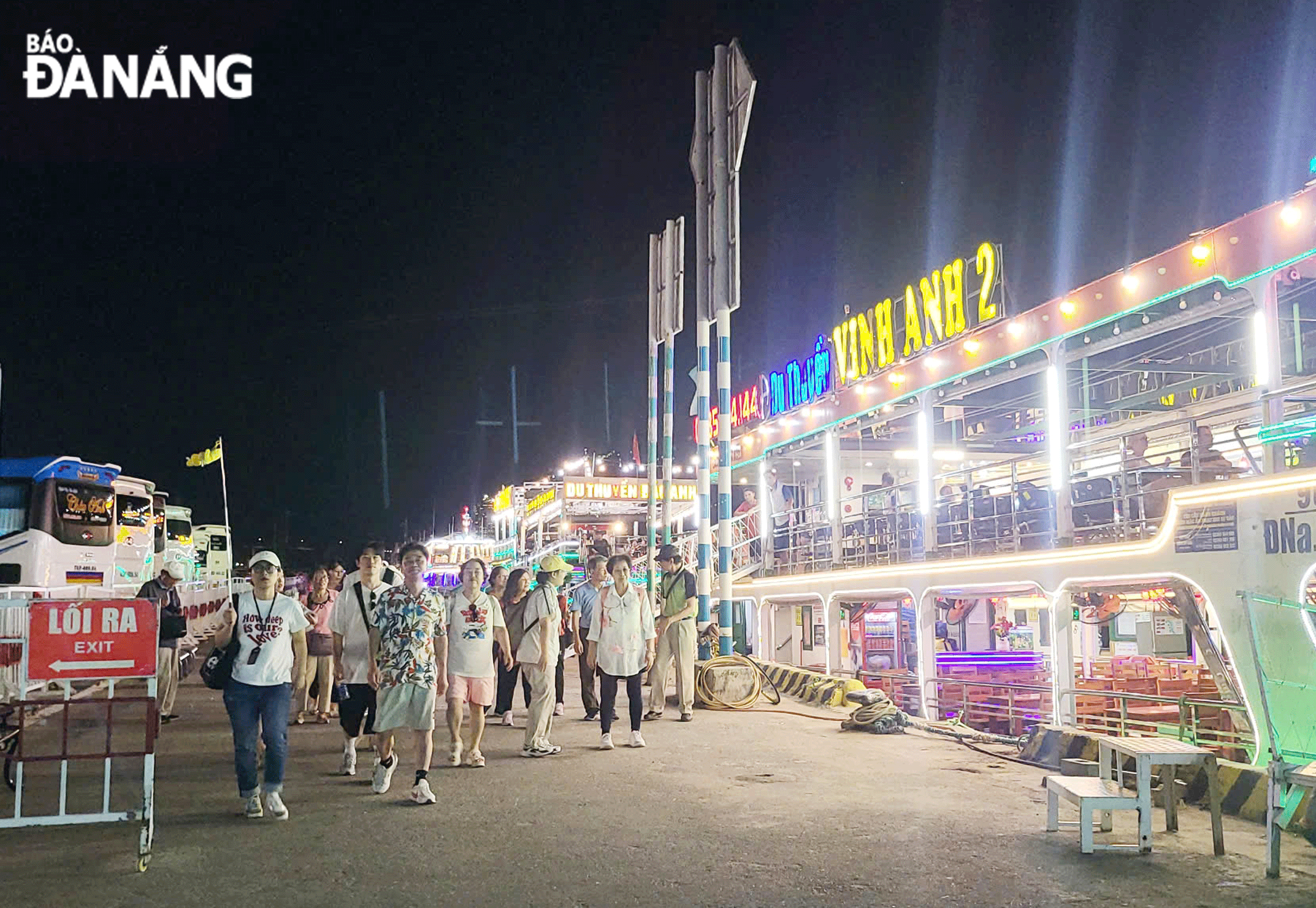 Waterway tourism is a product chosen by many tourists when experiencing the nighttime activities in Da Nang. Photo: NHAT HA