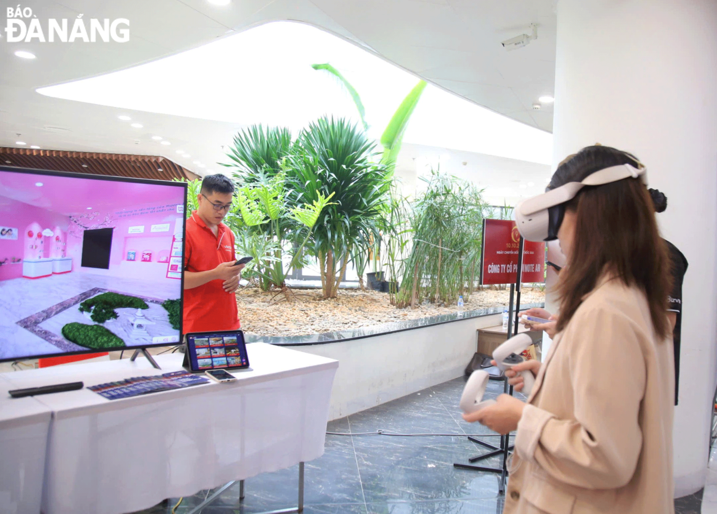 People experience VR glasses developed by Note AR Joint Stock Company. Photo: C.T