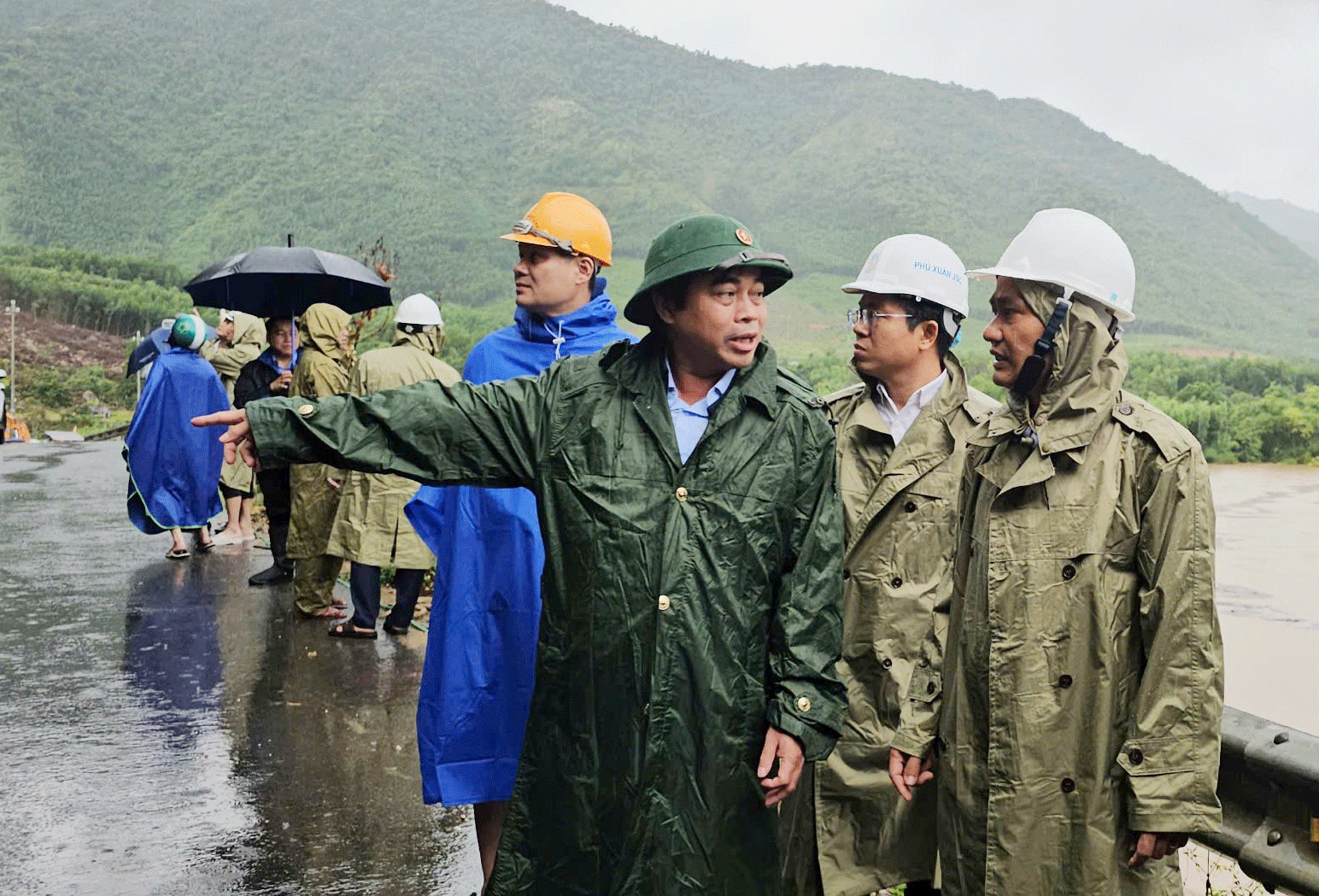 Phó Bí thư Thường trực Thành ủy Nguyễn Đình Vĩnh (bìa phải) kiểm tra công tác phòng chống thiên tai năm 2024 tại địa bàn huyện Hòa Vang. Ảnh: T.Y