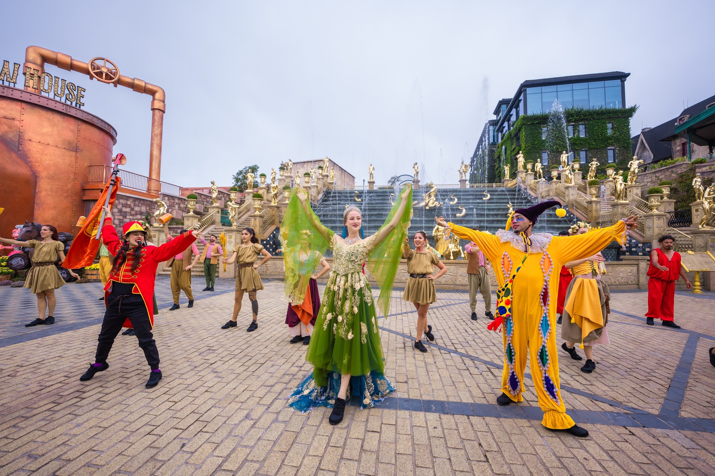 Lễ diễu hành Beer Parade đưa du khách đắm chìm vào không khí lễ hội giữa chốn mây ngàn.