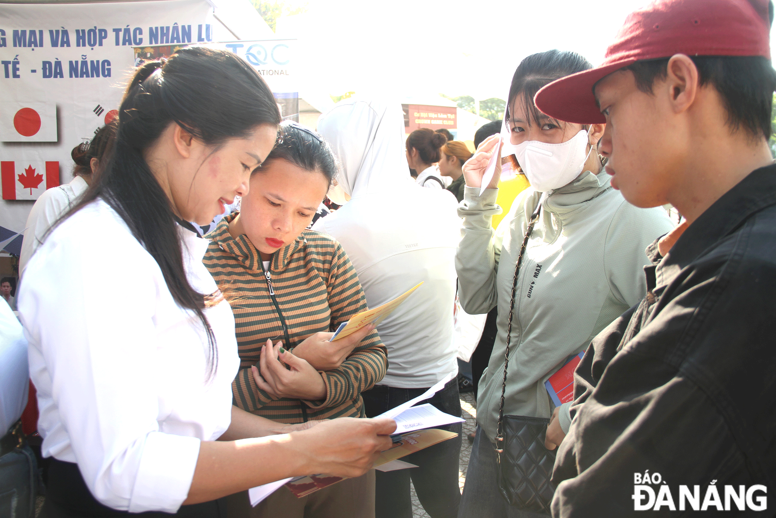 Job-seekers are at a fair organised by the Da Nang Department of Labour, War Invalids and Social Affairs in coordination with the Lien Chieu District People’s Committee. Photo: L.P