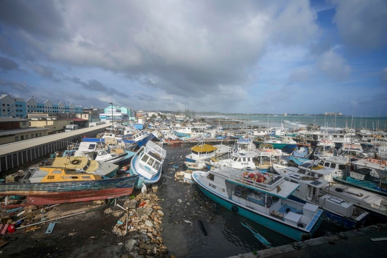 Tàu cá bị phá hủy do bão Beryl tại Barbados ngày 1-7-2024. Ảnh: CNN/TTXVN