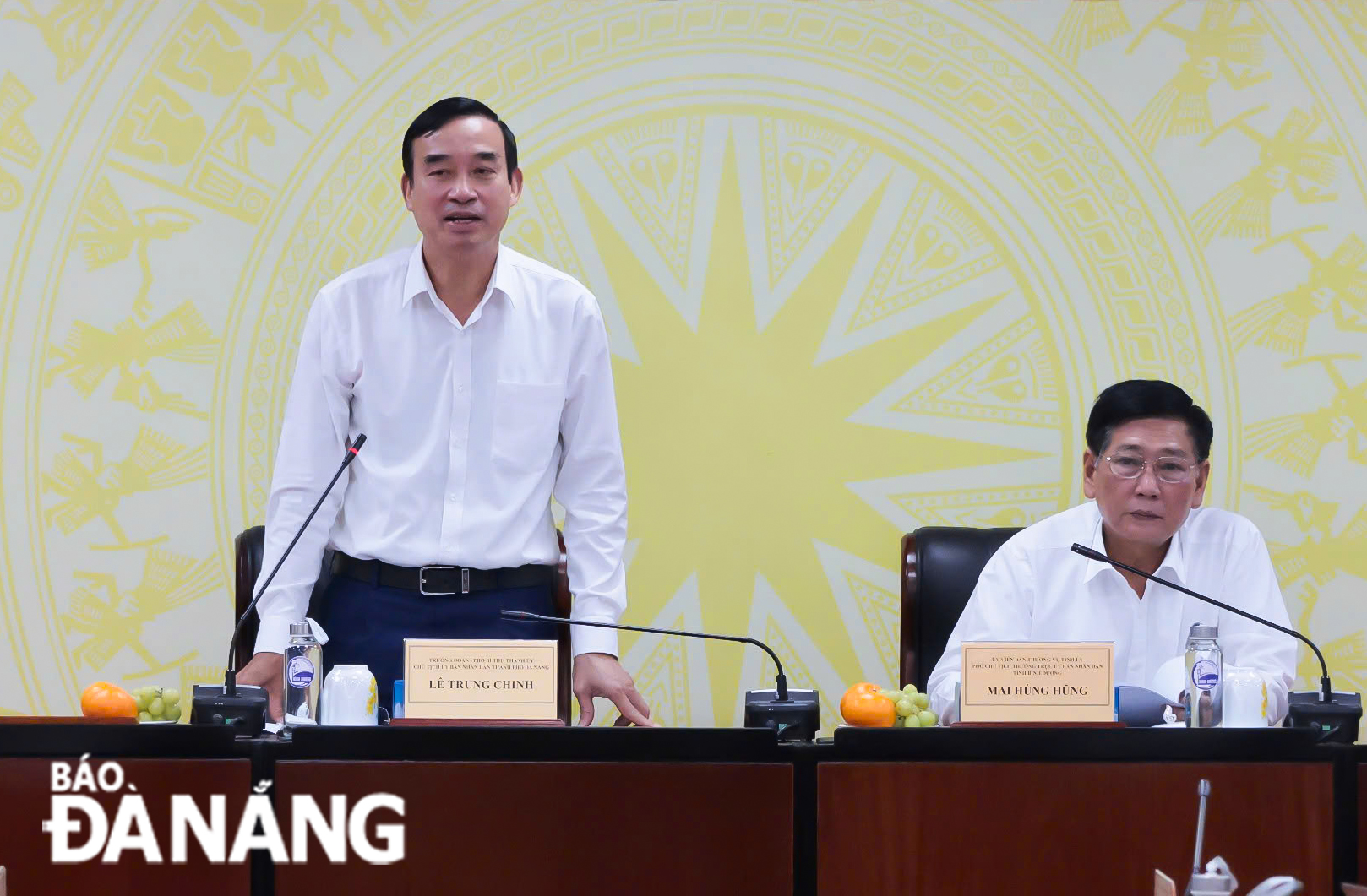 Chairman of Da Nang People's Committee Le Trung Chinh speaking at the working session with leaders of Binh Duong Province