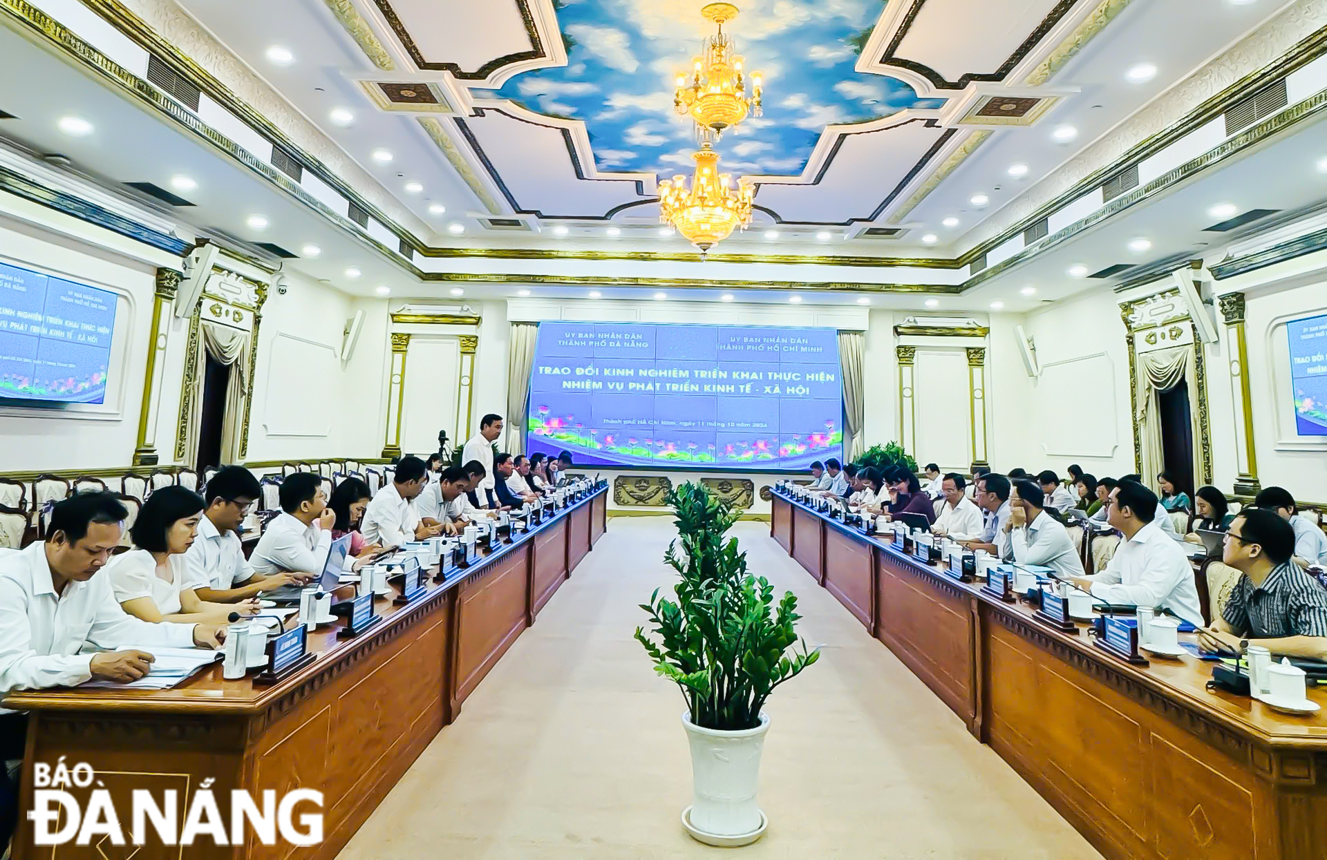 The meeting between leaders of Da Nang and Ho Chi Minh City in progress