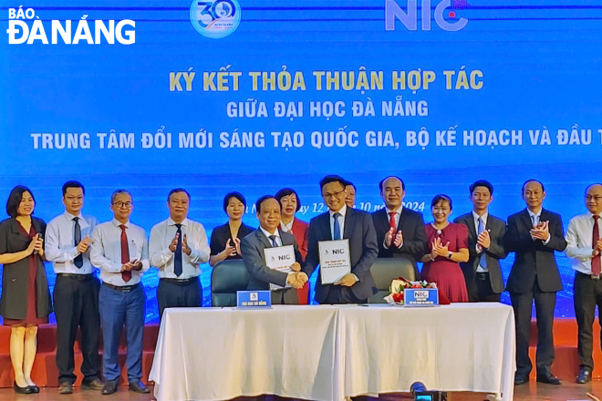 Đại học Đà Nẵng ký kết biên bản ghi nhớ hợp tác với Trung tâm Đổi mới Sáng tạo Quốc gia (NIC), Bộ Kế hoạch và Đầu tư và Công ty Cổ phần Giáo dục Quốc tế Sun Edu về phát triển hệ sinh thái vi mạch bán dẫn và trí tuệ nhân tạo AI. Ảnh: NGỌC HÀ