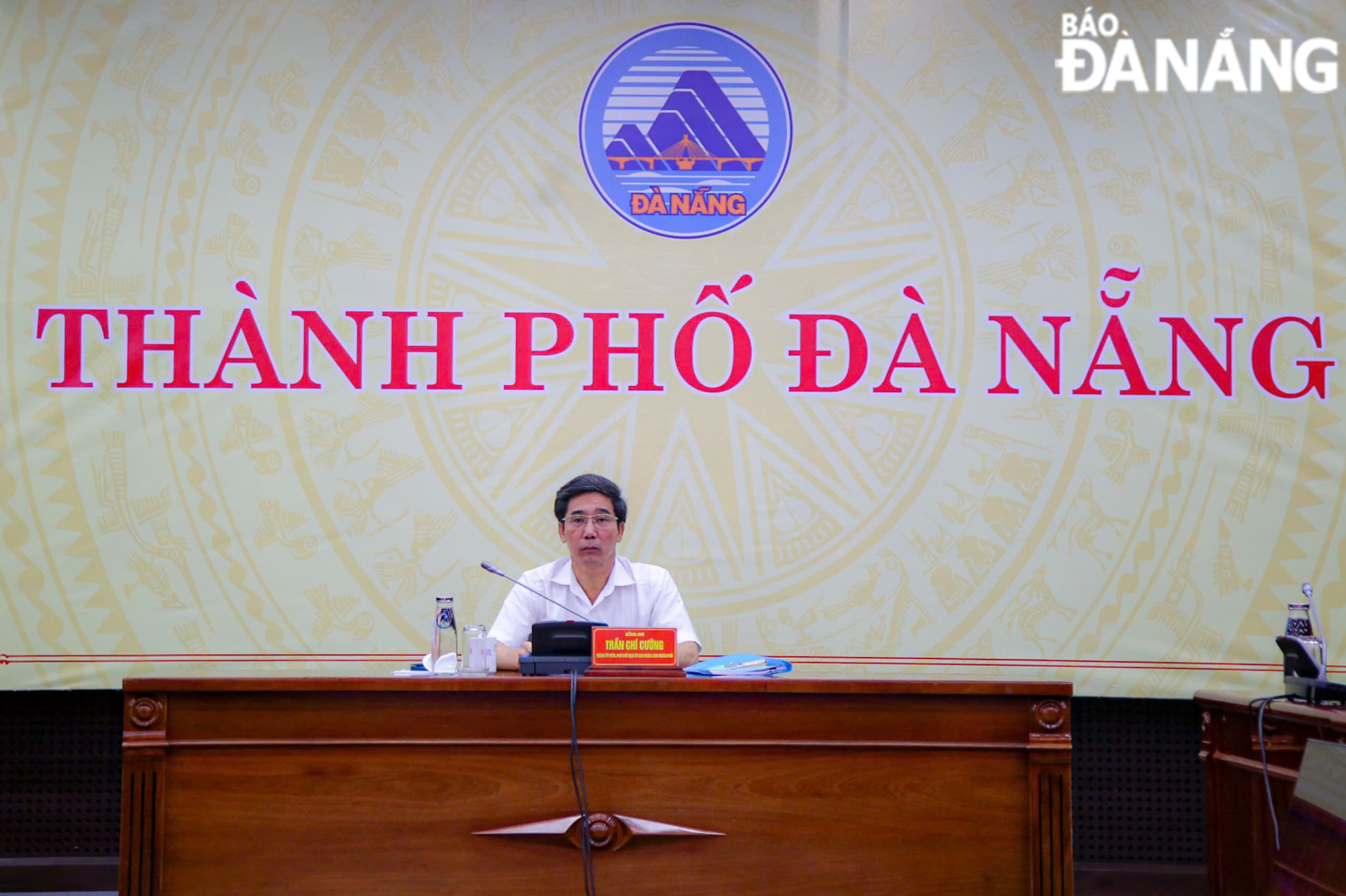 Vice Chairman of the Da Nang People’s Committee Tran Chi Cuong presided the city's broadcasting bridge point.