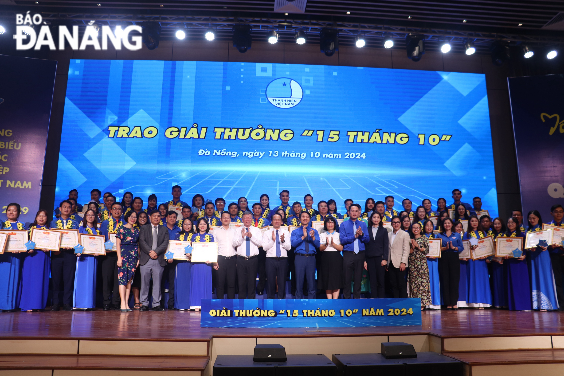 Trung ương Hội Liên hiệp thanh niên Việt Nam trao tặng giải thưởng “15 tháng 10” cho 85 cán bộ hội có nhiều thành tích tiêu biểu, xuất sắc trong công tác Hội và phong trào thanh niên. ẢNH: KHÁNH NGÂN