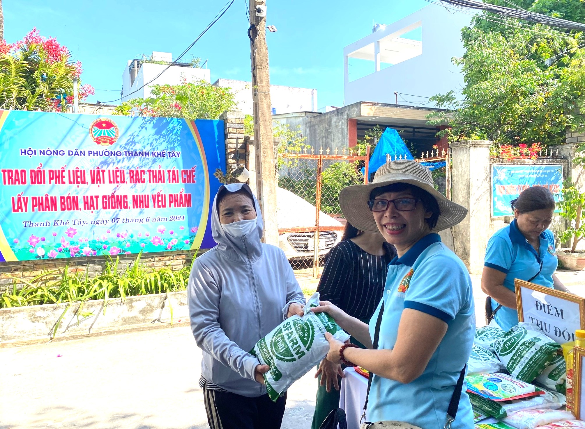 Hội viên nông dân phường Thanh Khê Tây phân loại, thu gom rác thải tài nguyên đổi lấy phân bón, hạt giống để trồng cây. Ảnh: L.P	