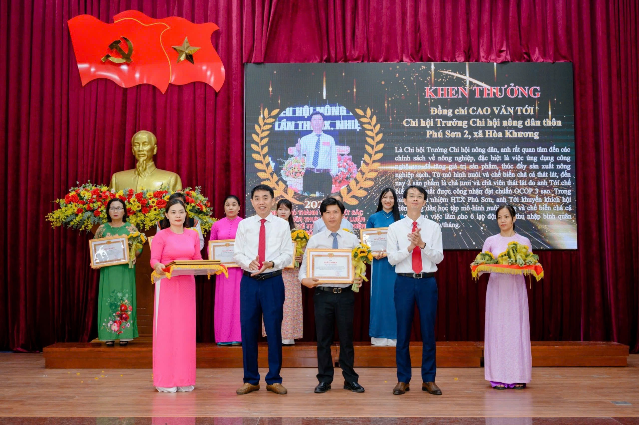 Anh Cao Văn Tới nhận bằng khen của Chủ tịch UBND thành phố vì có thành tích xuất sắc trong thực hiện phong trào thi đua “Thành phố Đà Nẵng chung sức xây dựng nông thôn mới”, giai đoạn 2021-2023. Ảnh: NVCC