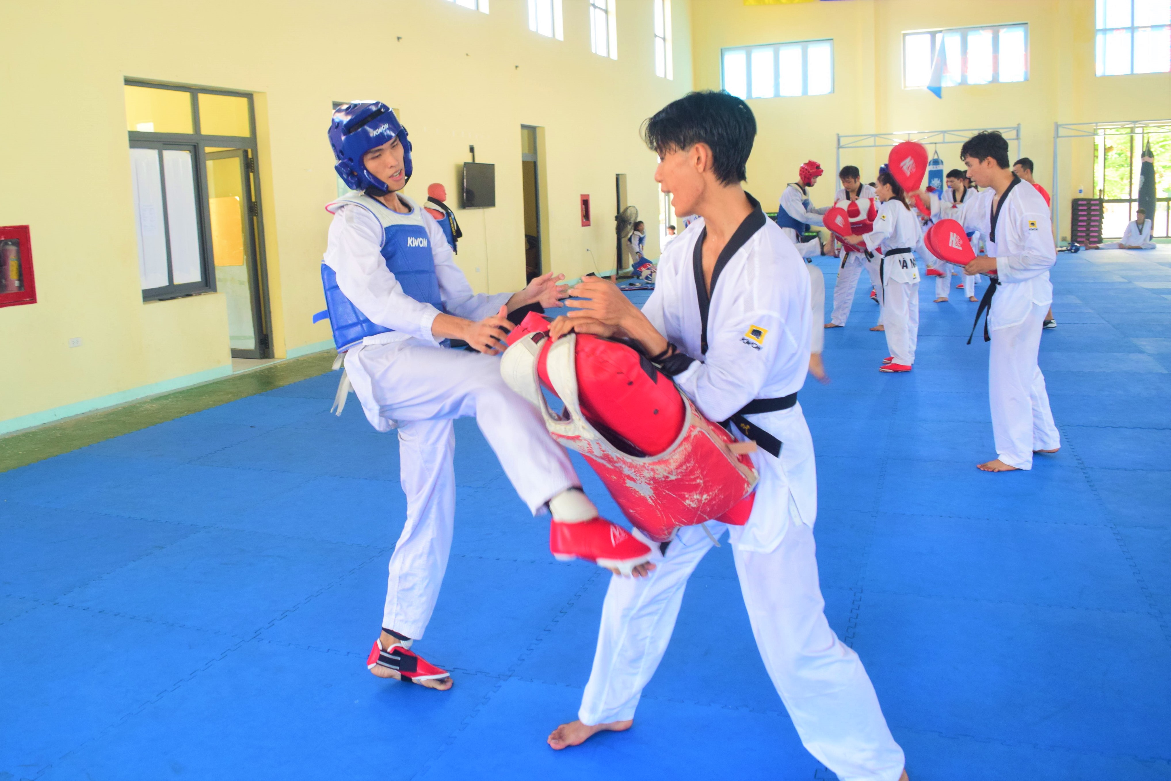 Vận động viên Phan Văn Quốc (bên trái) là một trong những niềm kỳ vọng của Taekwondo Đà Nẵng tại giải vô địch quốc gia năm 2024. Ảnh: P.N	