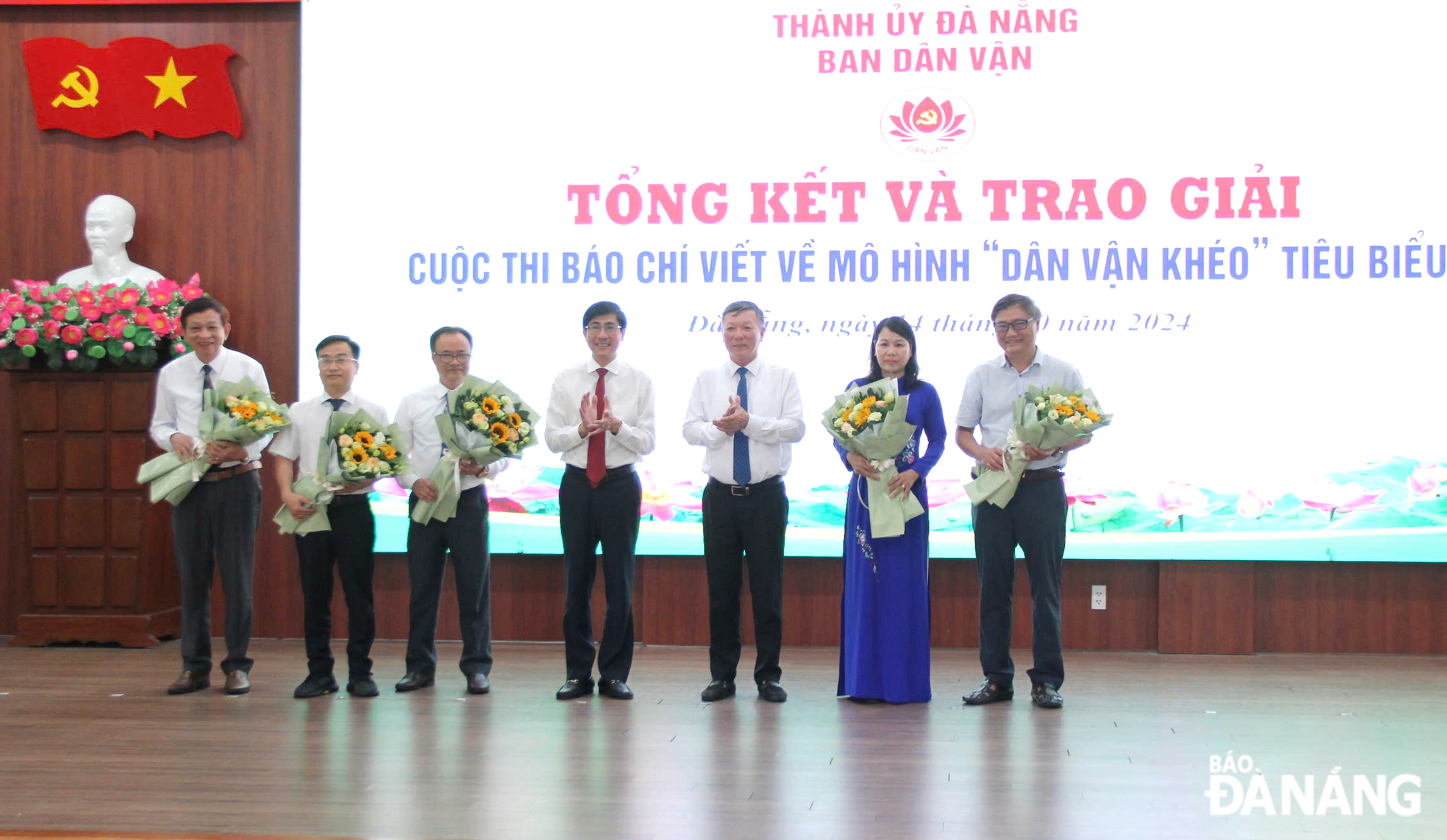 Ban tổ chức trao hoa cho Ban giám khảo cuộc thi. Ảnh: X.H