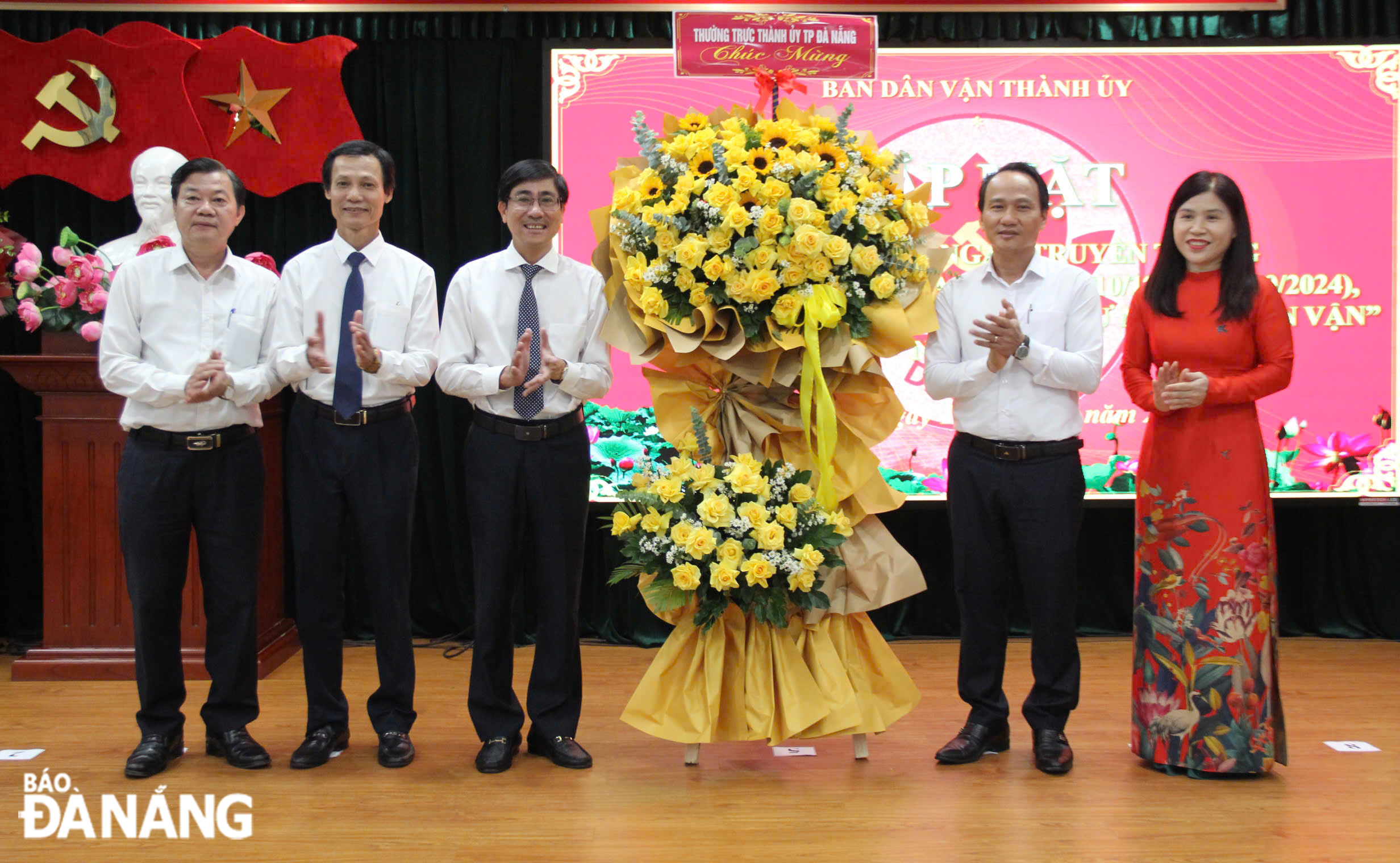 Phó Bí thư Thường trực Thành ủy Nguyễn Đình Vĩnh (thứ hai, bên phải sang) tặng hoa, chúc mừng Ban Dân vận Thành ủy. Ảnh: N.QUANG