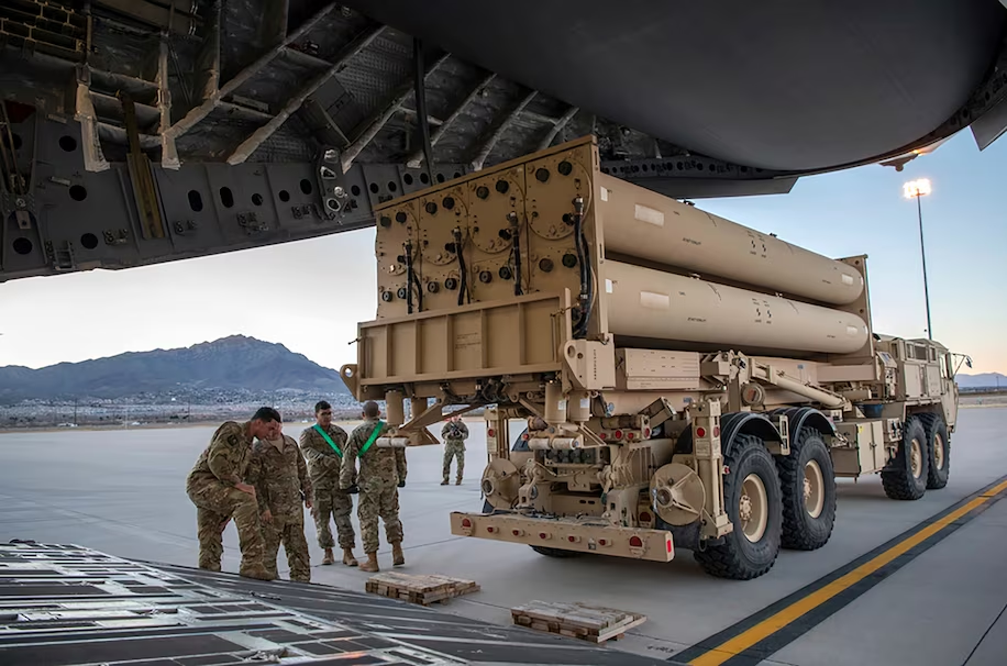 Một trạm phóng của THAAD được đưa lên máy bay C-17 tại Fort Bliss, Texas, vào năm 2019. Ảnh: AP